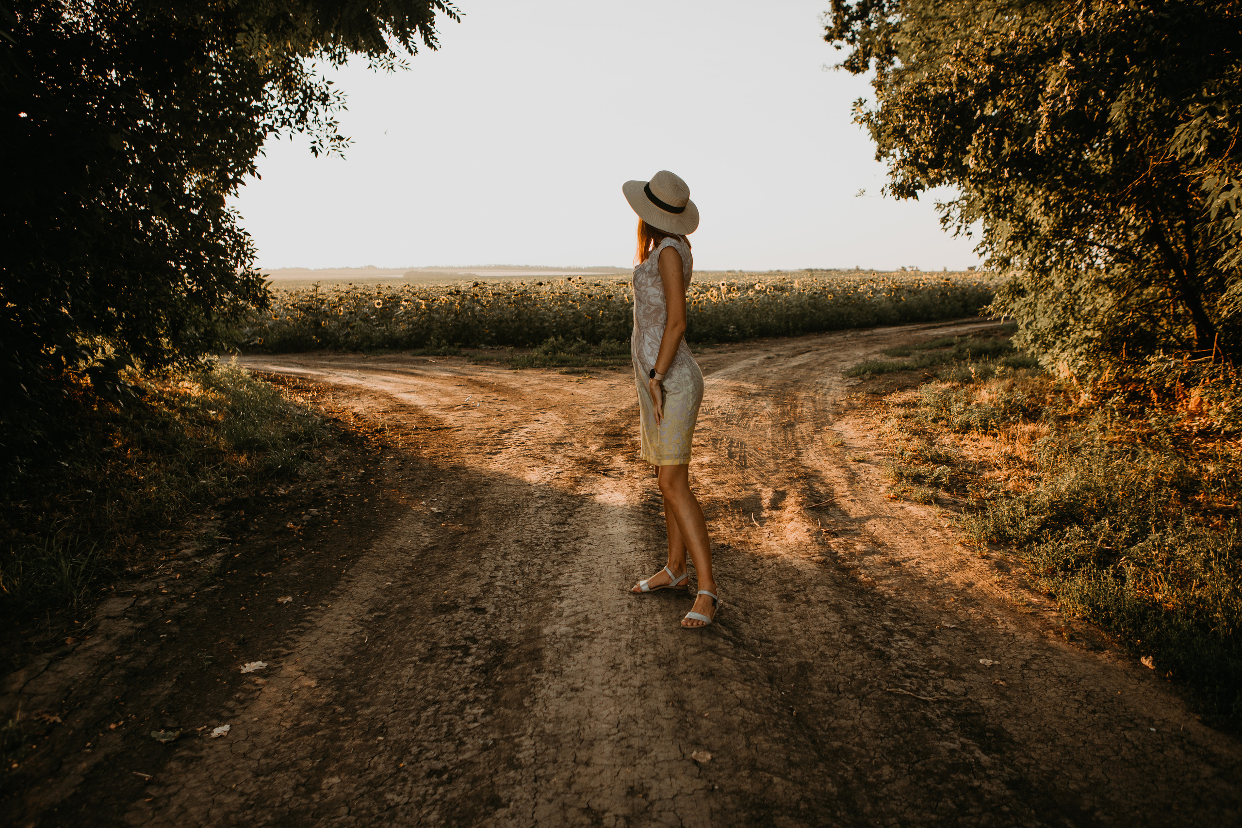 Девушка в шляпе среди подсолнухов: Романтическая фотосессия в поле. Семейный и свадебный фотограф Ростове-на-Дону