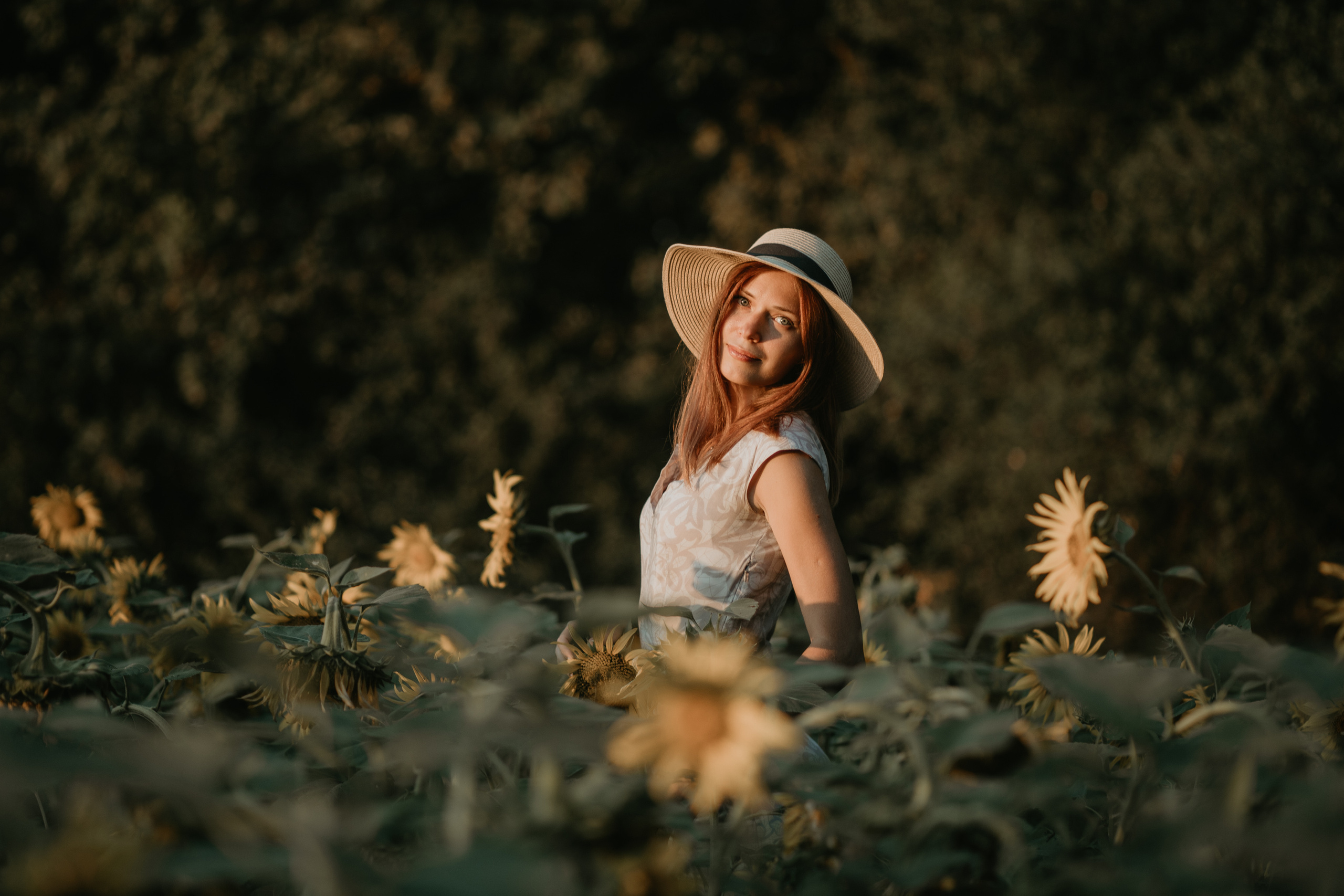 Девушка в шляпе среди подсолнухов: Романтическая фотосессия в поле. Семейный и свадебный фотограф Ростове-на-Дону