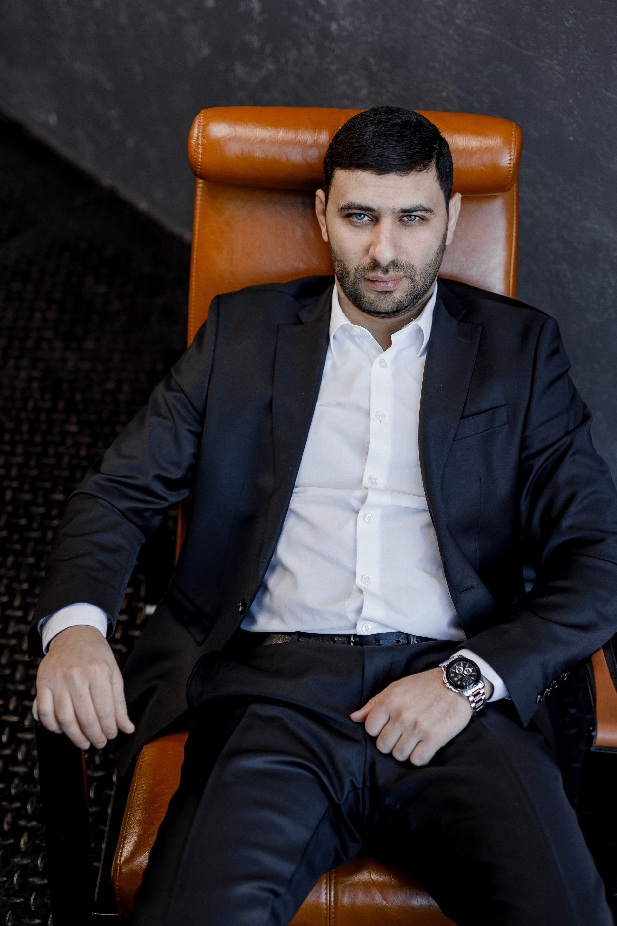 Лицо праздника: Профессиональный портрет свадебного ведущего. Семейный и свадебный фотограф Ростове-на-Дону