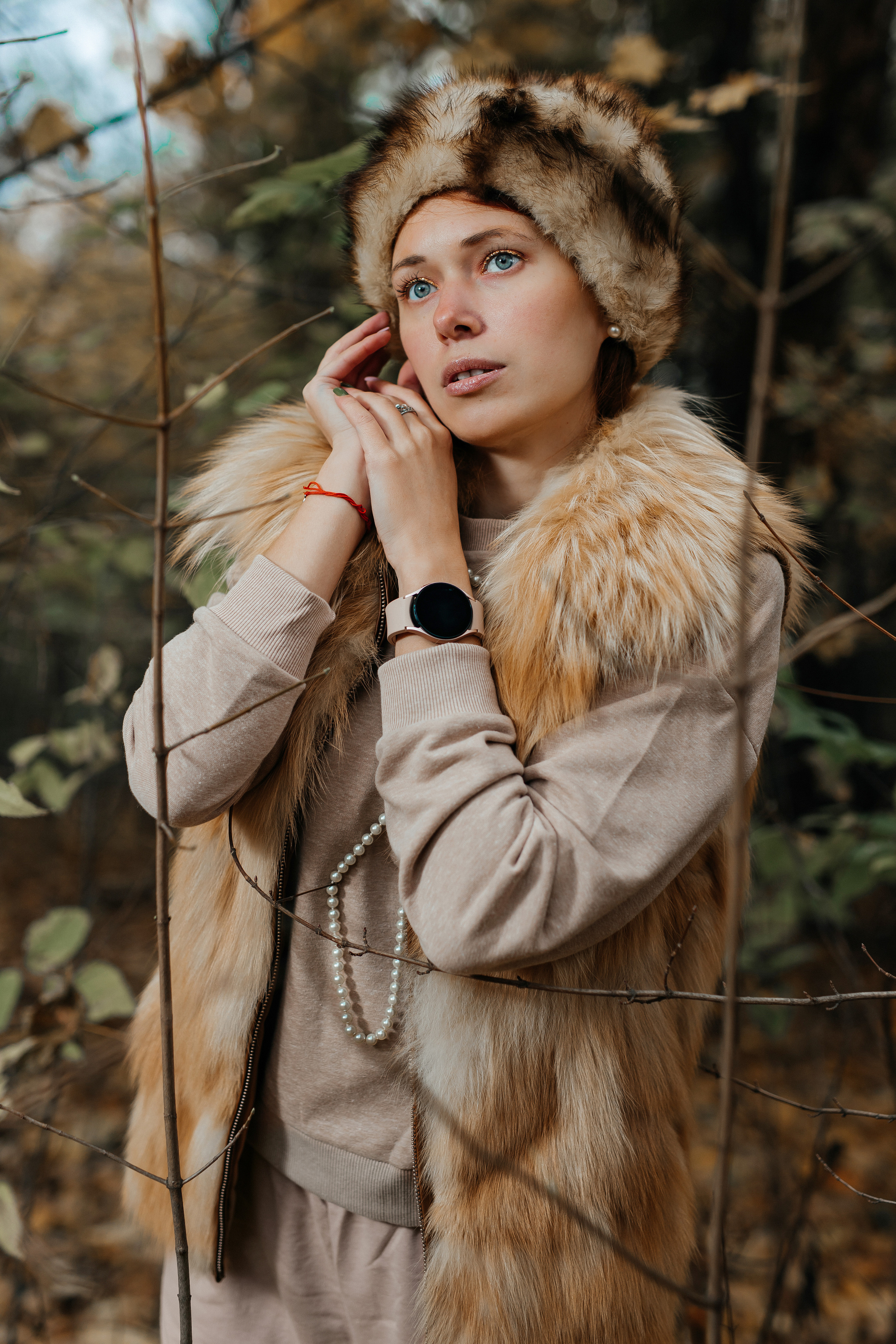 Аинственная фотосессия в лесу в шубке из лисицы. Семейный и свадебный фотограф Ростове-на-Дону
