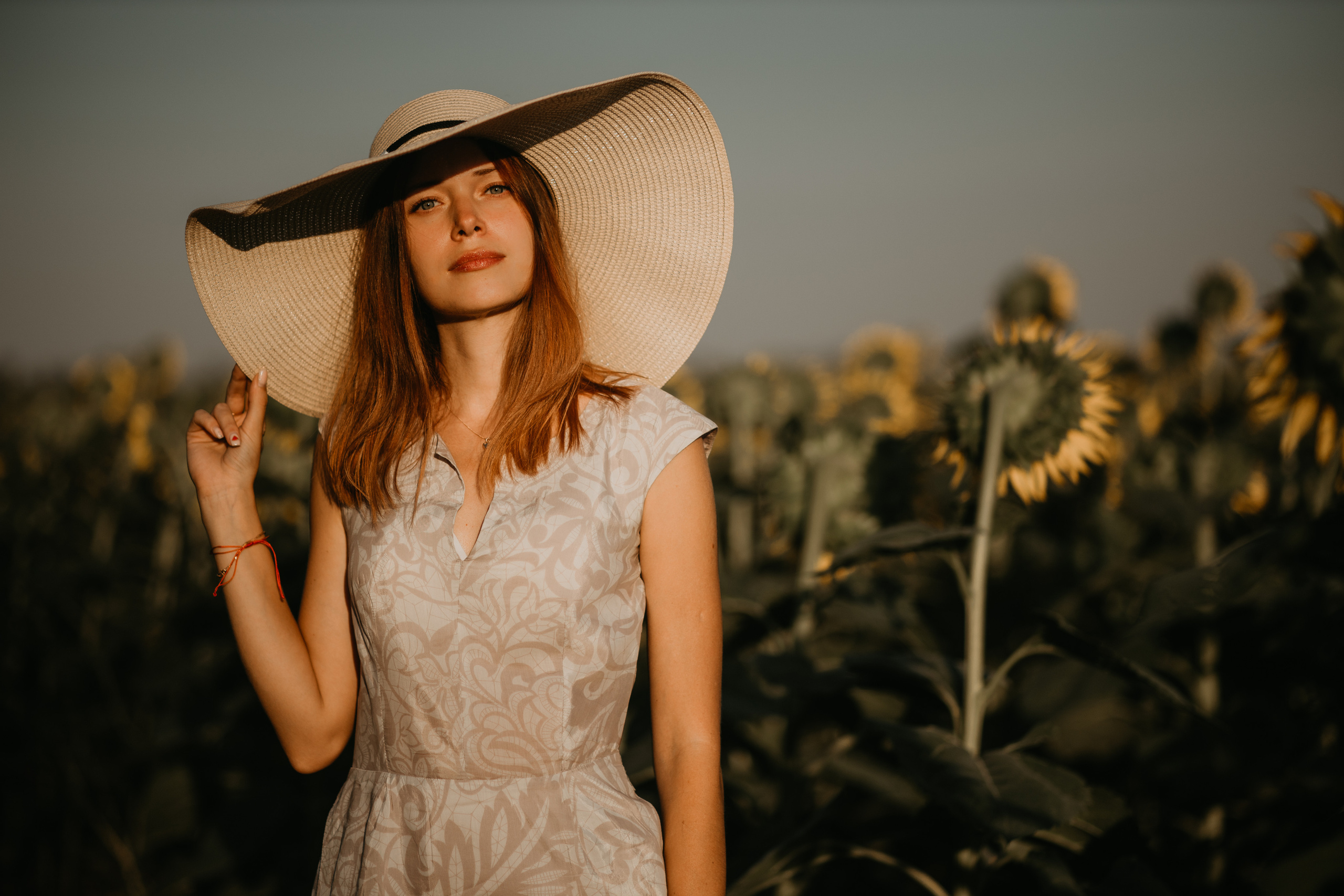 Девушка в шляпе среди подсолнухов: Романтическая фотосессия в поле. Семейный и свадебный фотограф Ростове-на-Дону