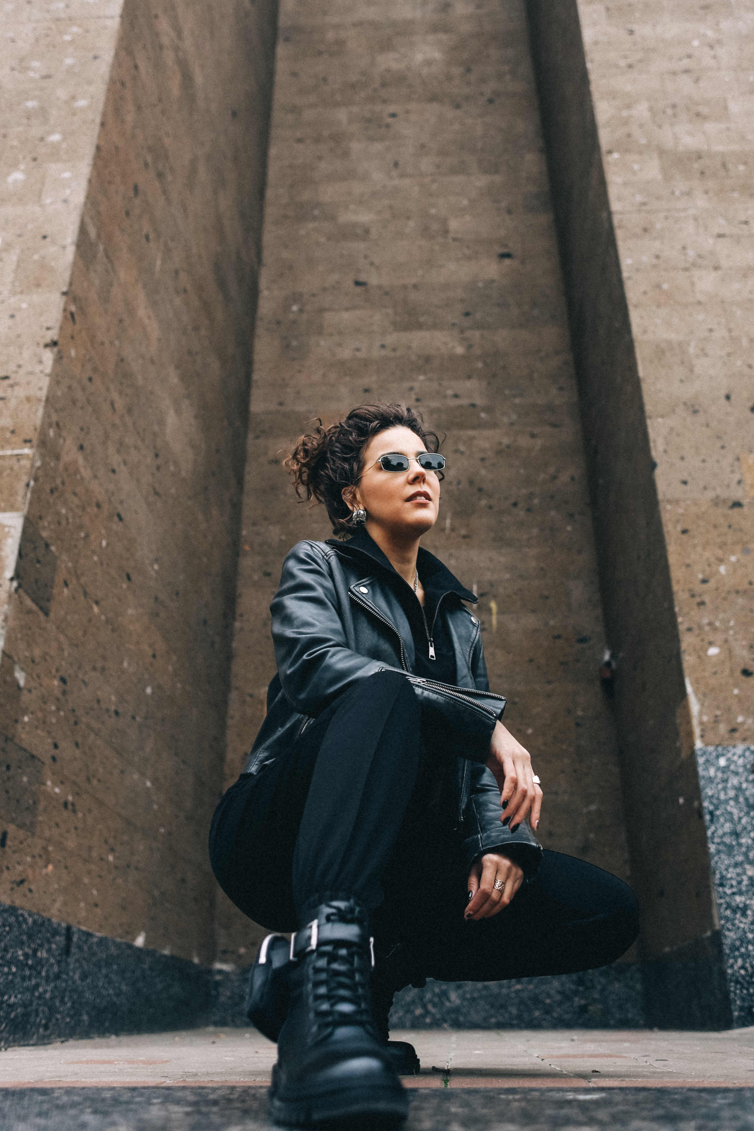 Девушка в черной косухе: смелый образ и открытые эмоции. Семейный и свадебный фотограф Ростове-на-Дону