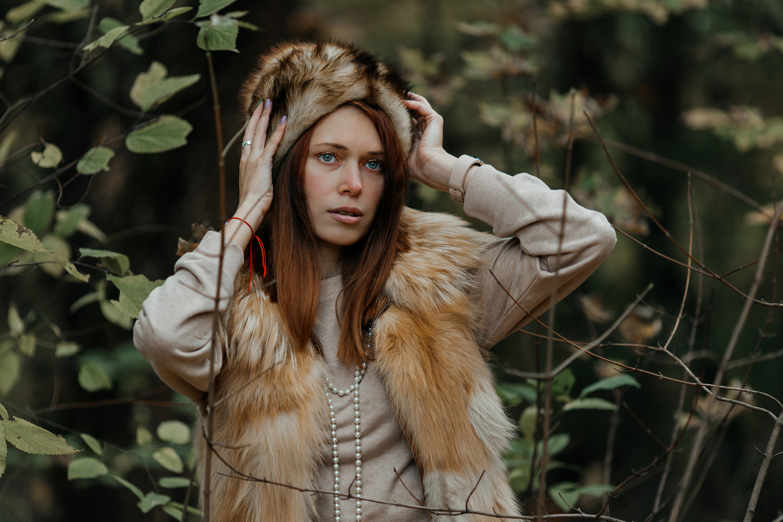 Аинственная фотосессия в лесу в шубке из лисицы. Семейный и свадебный фотограф Ростове-на-Дону