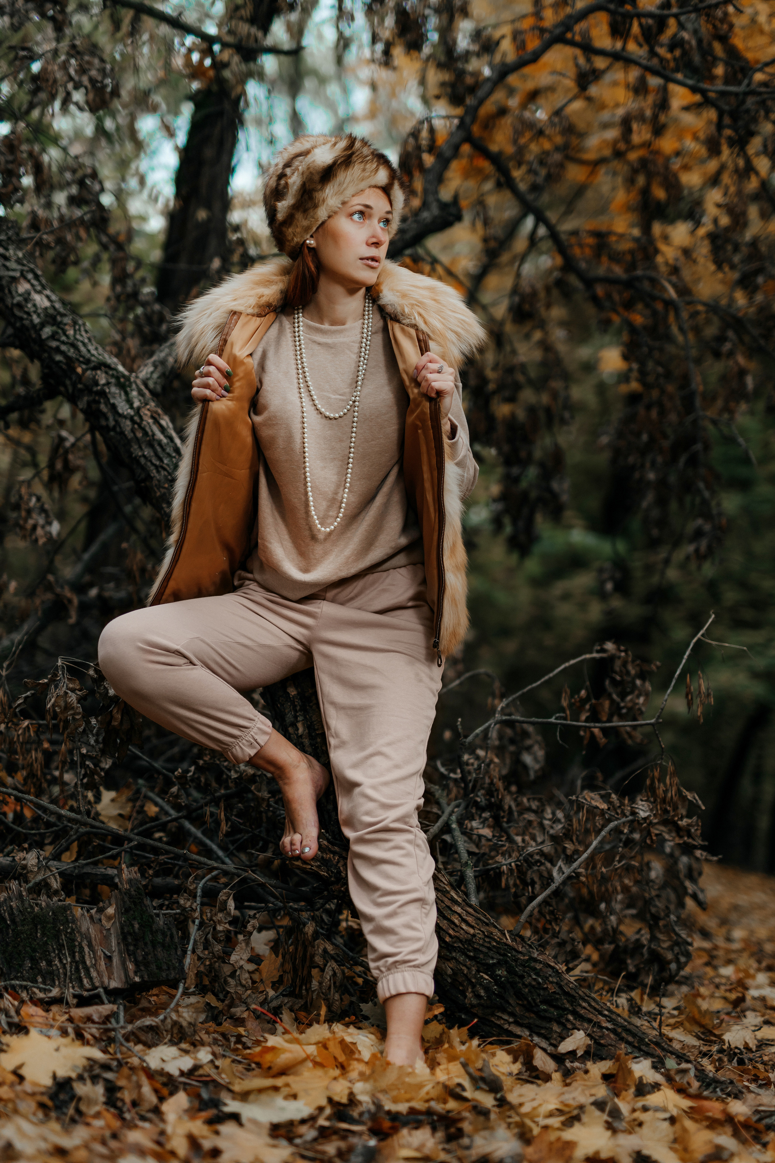 Аинственная фотосессия в лесу в шубке из лисицы. Семейный и свадебный фотограф Ростове-на-Дону