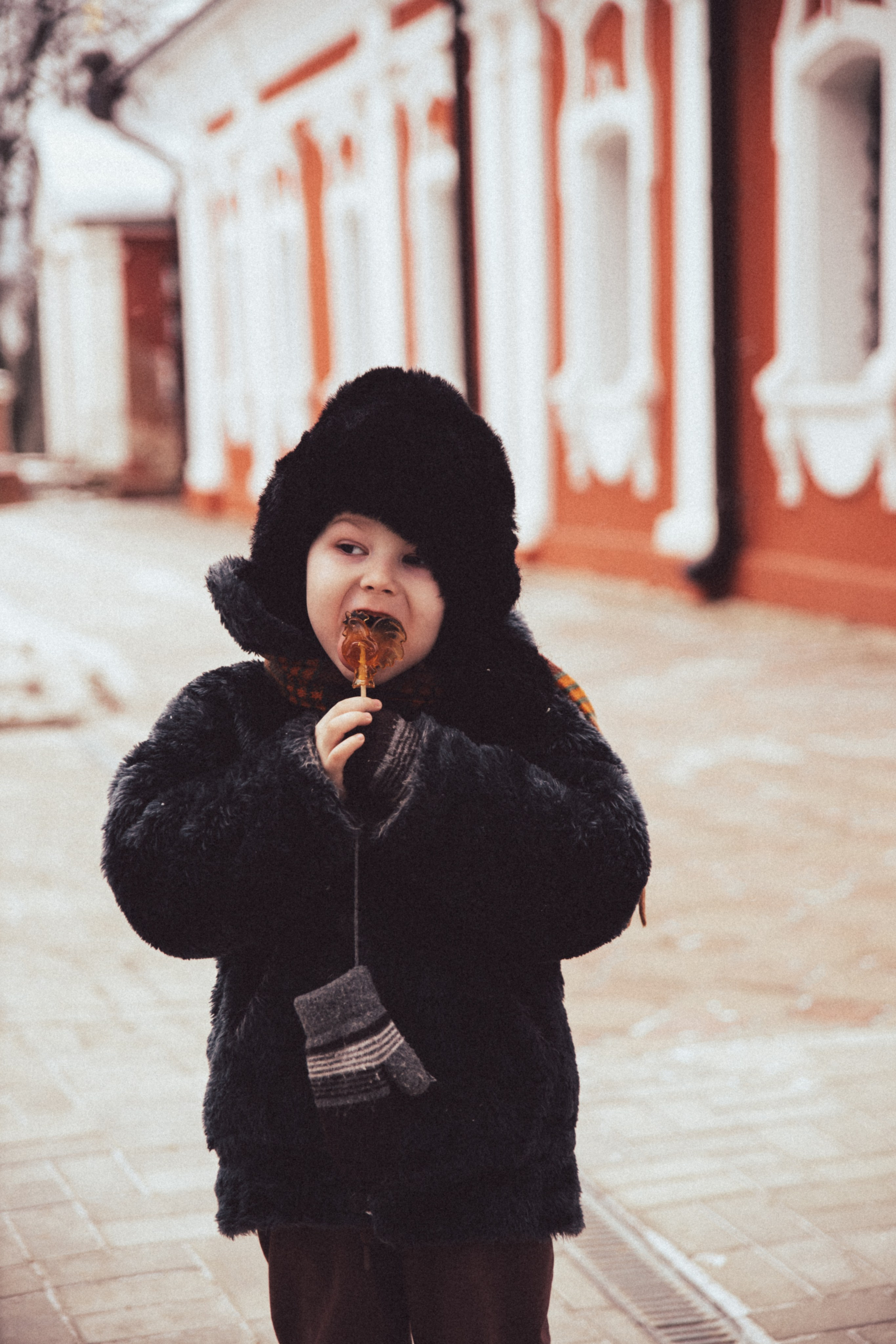Прогулка в родительской шубке. Елена Котлярова фотограф г. Сергиев Посад