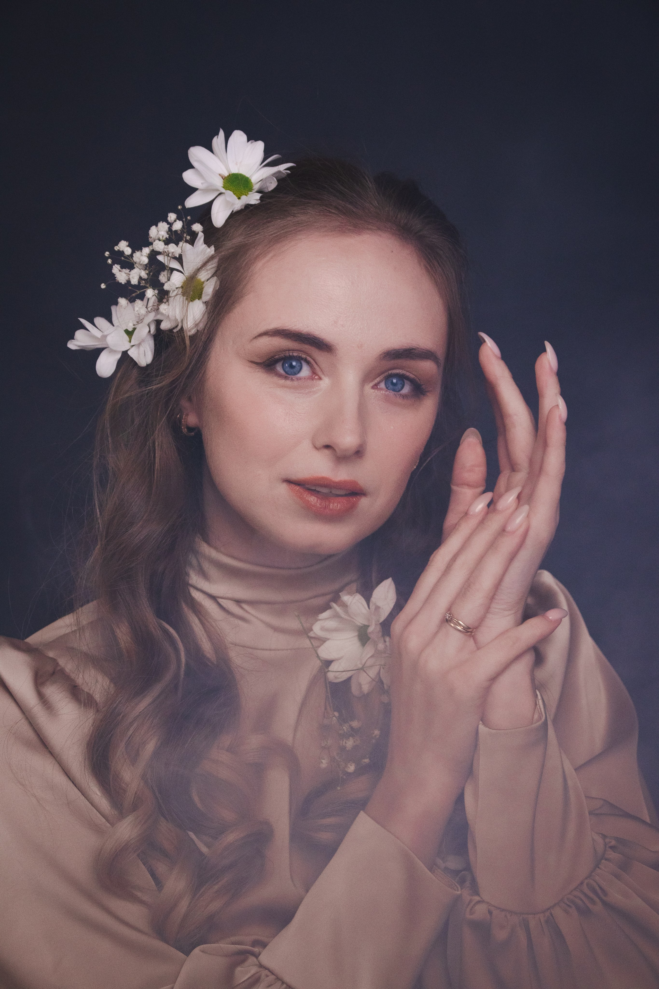 Портретная женская фотография с цветами. Портретный фотограф в Санкт-Петербурге Савельева Ольга