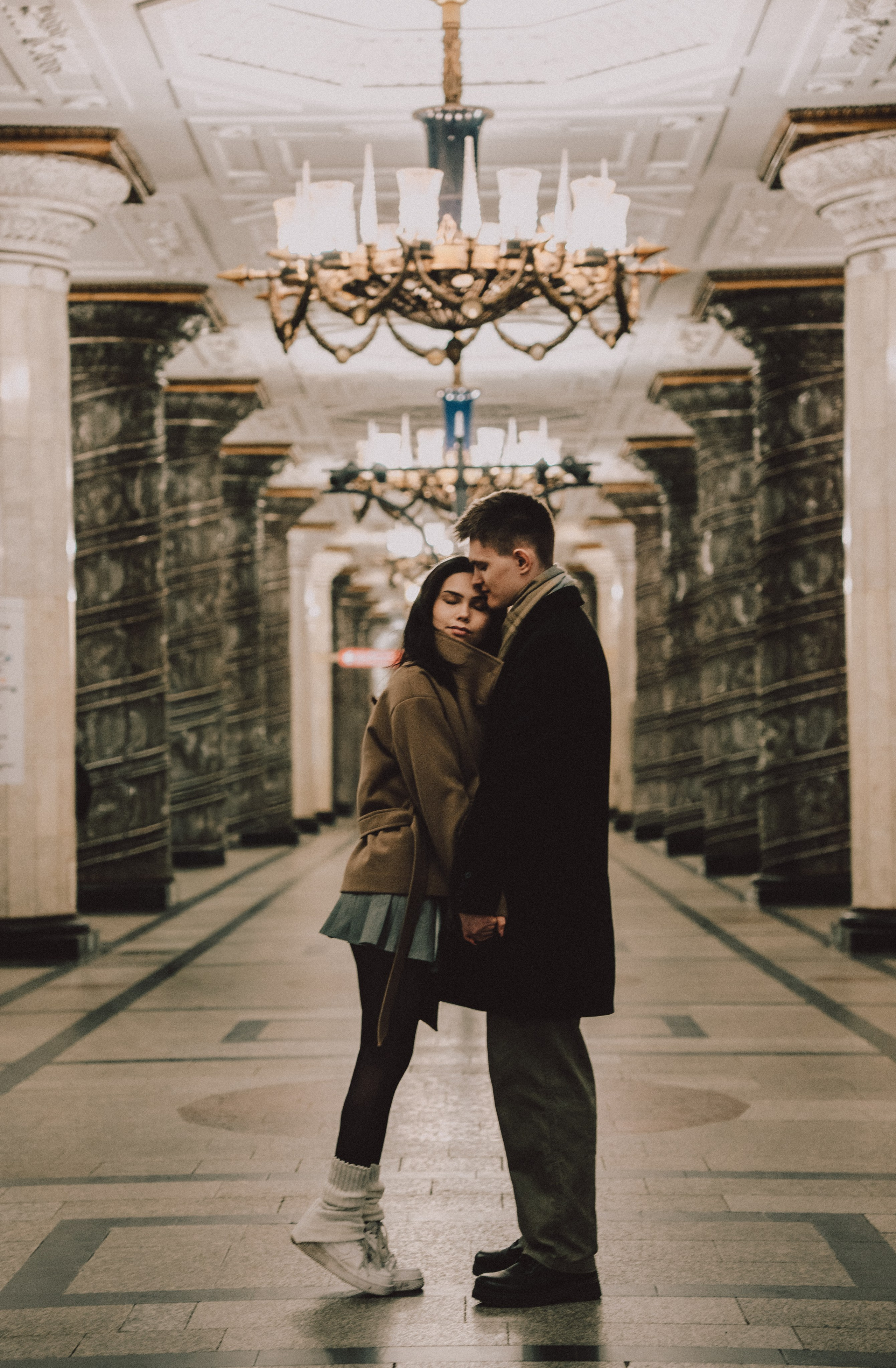 Парная фотосессия в Санкт-Петербурге. Фотосессия лавстори СПб. Федосова Елизавета - фотограф Санкт-Петербург. Свадебный фотограф СПб. Живые кадры. Фотосессия в метро. 