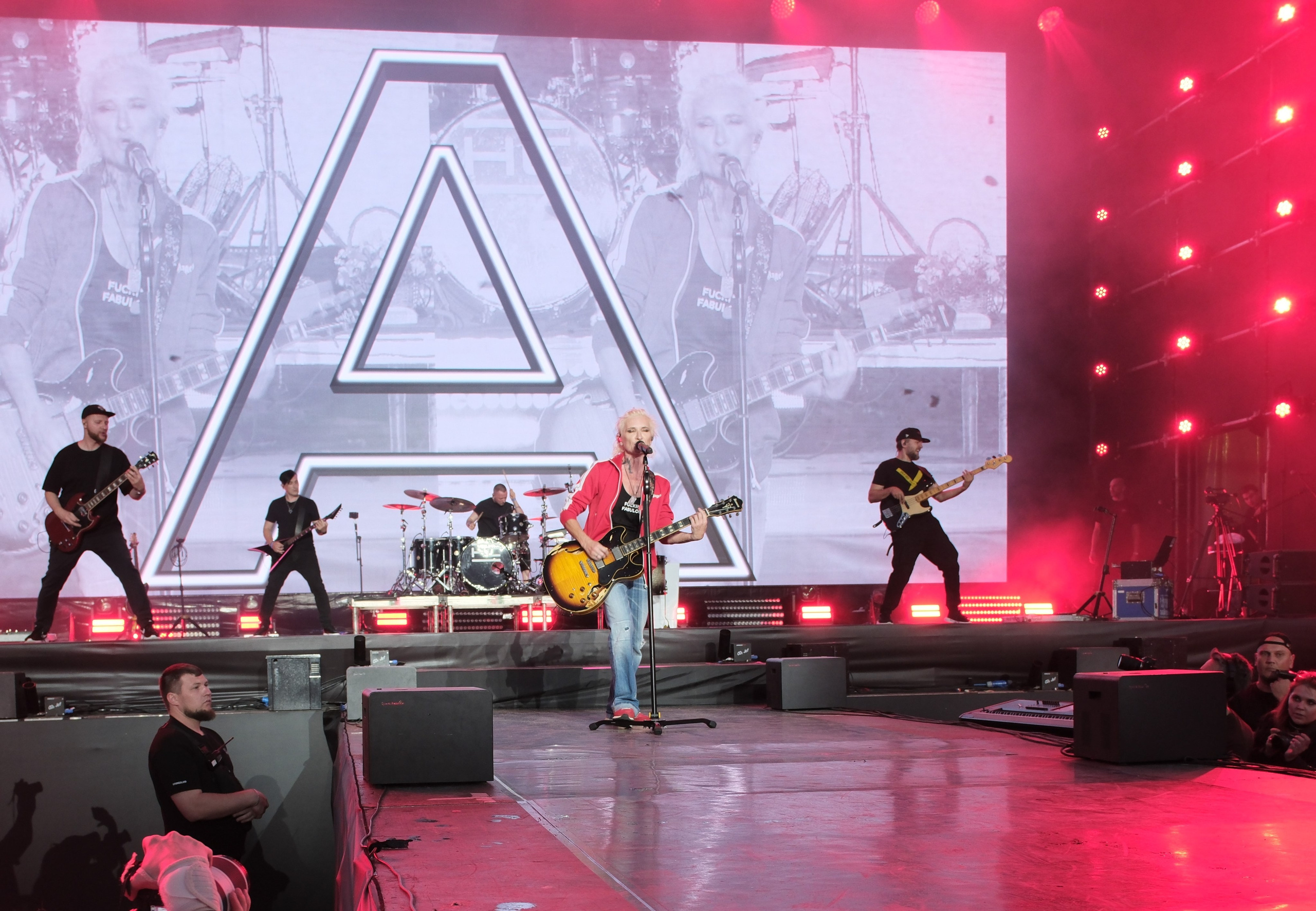 Диана Арбенина (группа «Ночные снайперы») — Москва, МТС Live Лето 2024. RedGeek - блогер и стручњак за образовање и ИТ Кирил Ситнов