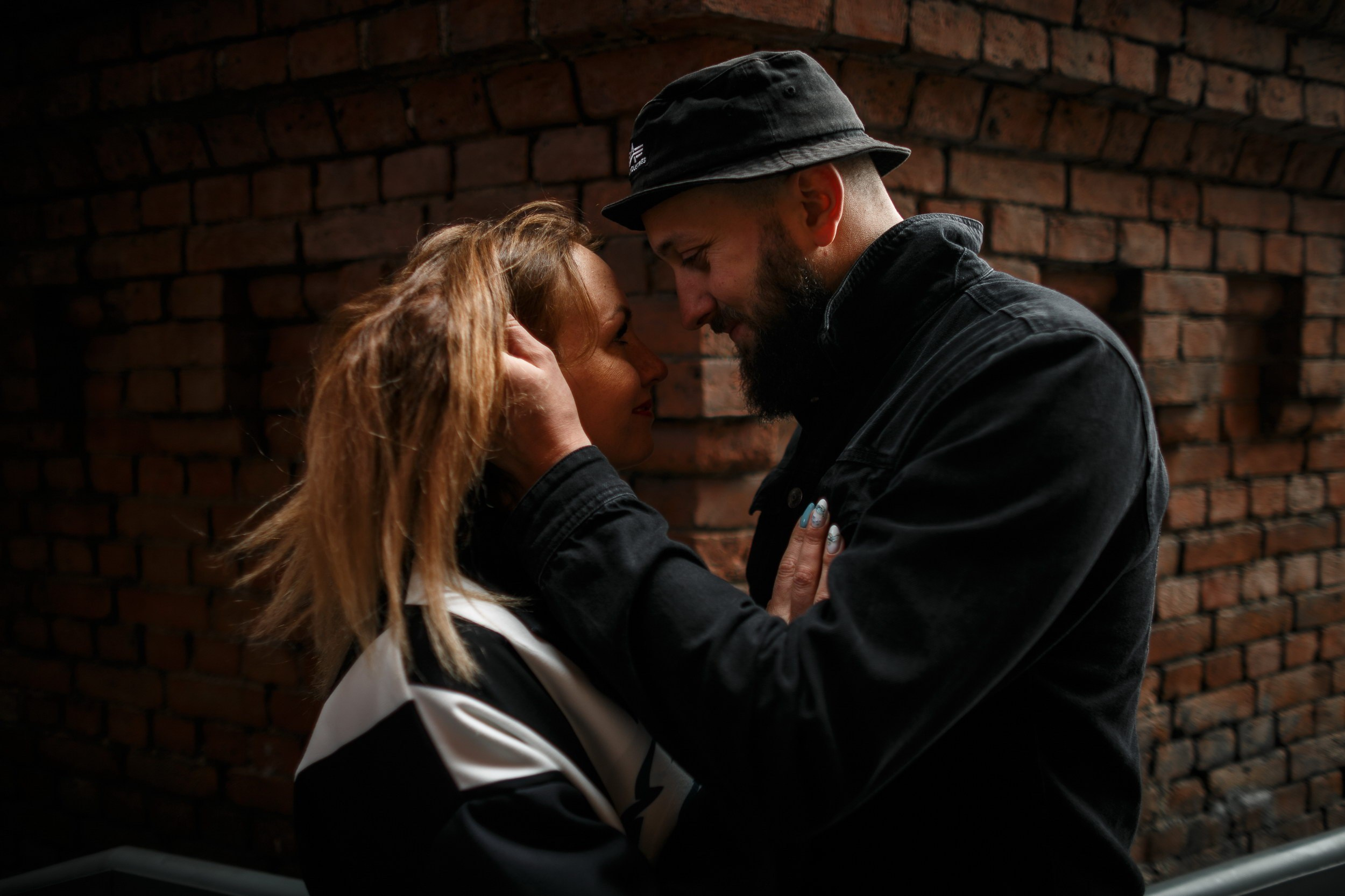 Прогулка пары в Севкабельпорт. Свадебный фотограф Игорь Брундасов 8PHOTO на свадьбу венчание загс СПб