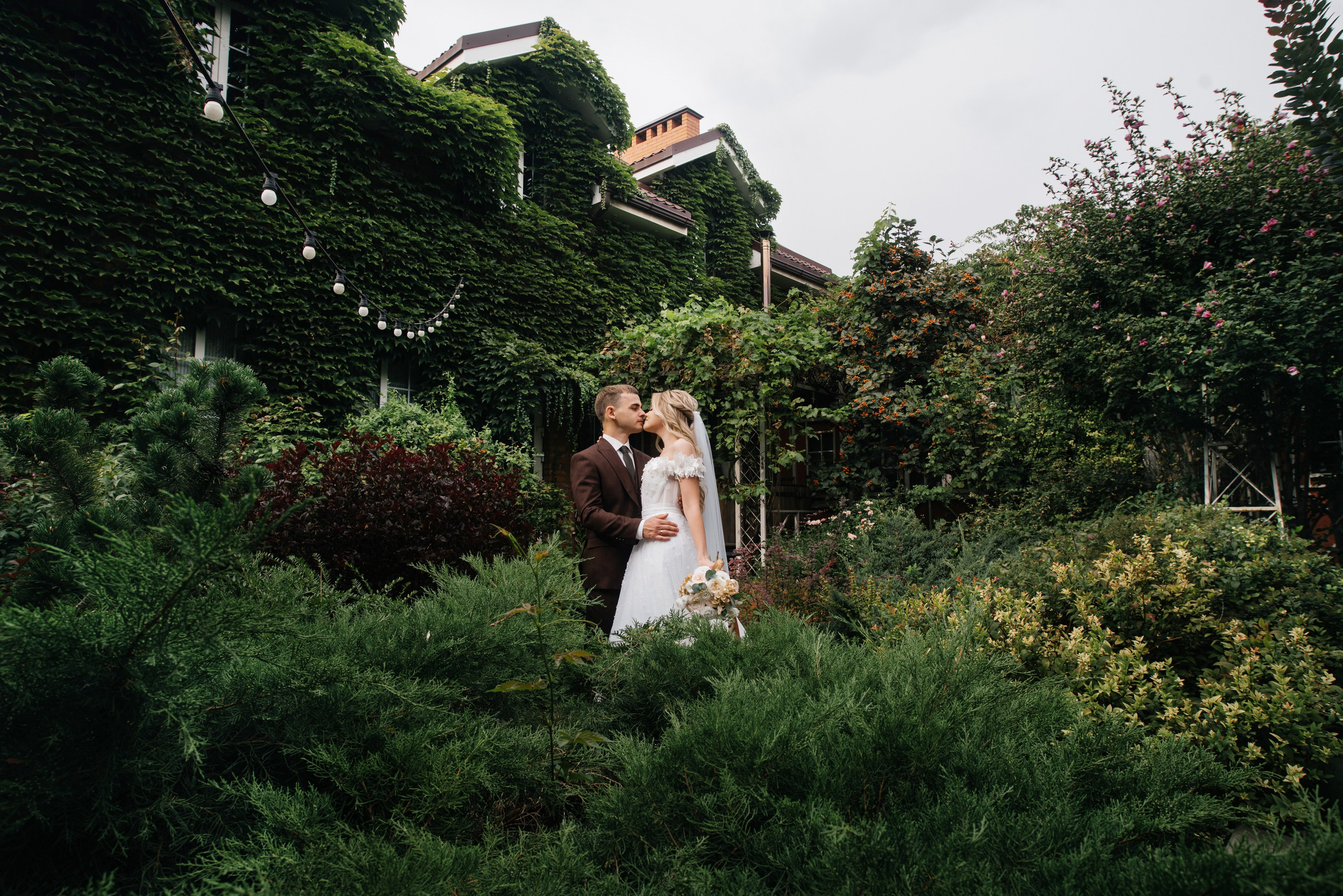 Свадебная прогулка в Теплице Власенко. Свадебный и семейный фотограф Надежда Соловьева