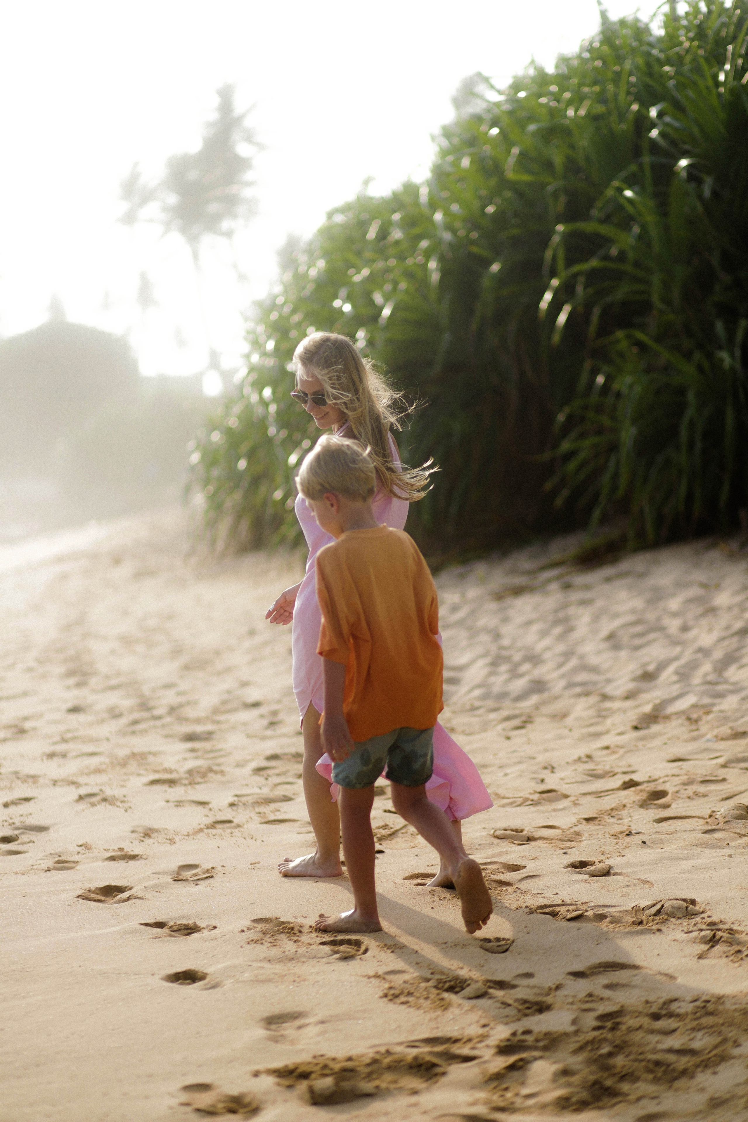 «Бег по песку: дети резвятся на пляже Кабаланы, мама ловит момент»