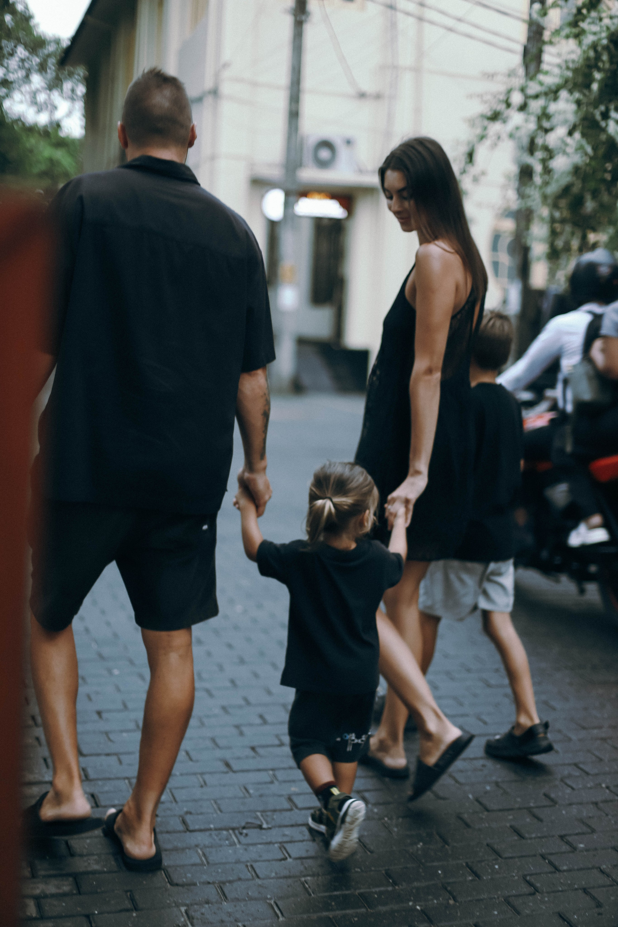 «Дети бегают по зеленому парку в Галле, Шри-Ланка — радость и свобода»