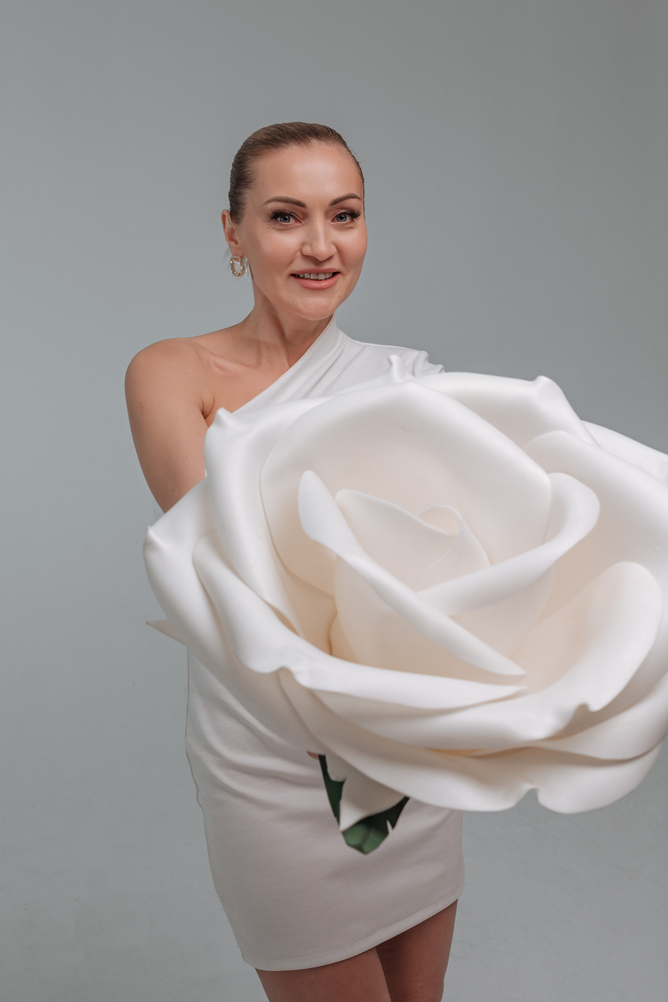 Вся картина излучает ощущение невинности, чистоты и спокойствия. Белый цвет платья и цветка символизирует невинность и свежесть, создавая атмосферу безмятежности и умиротворения.