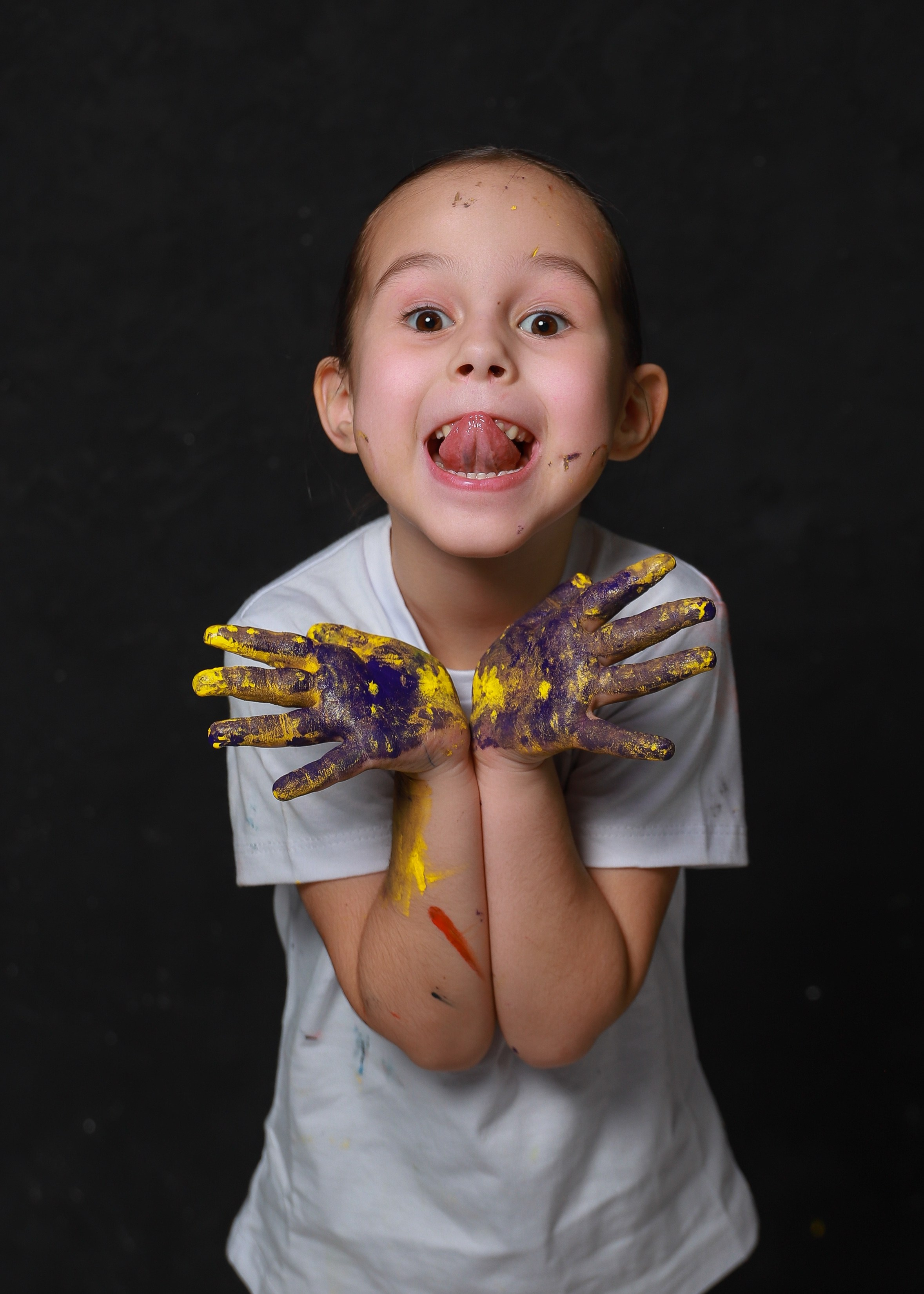 Младшие с красками. Фотограф Юлия Мальцева