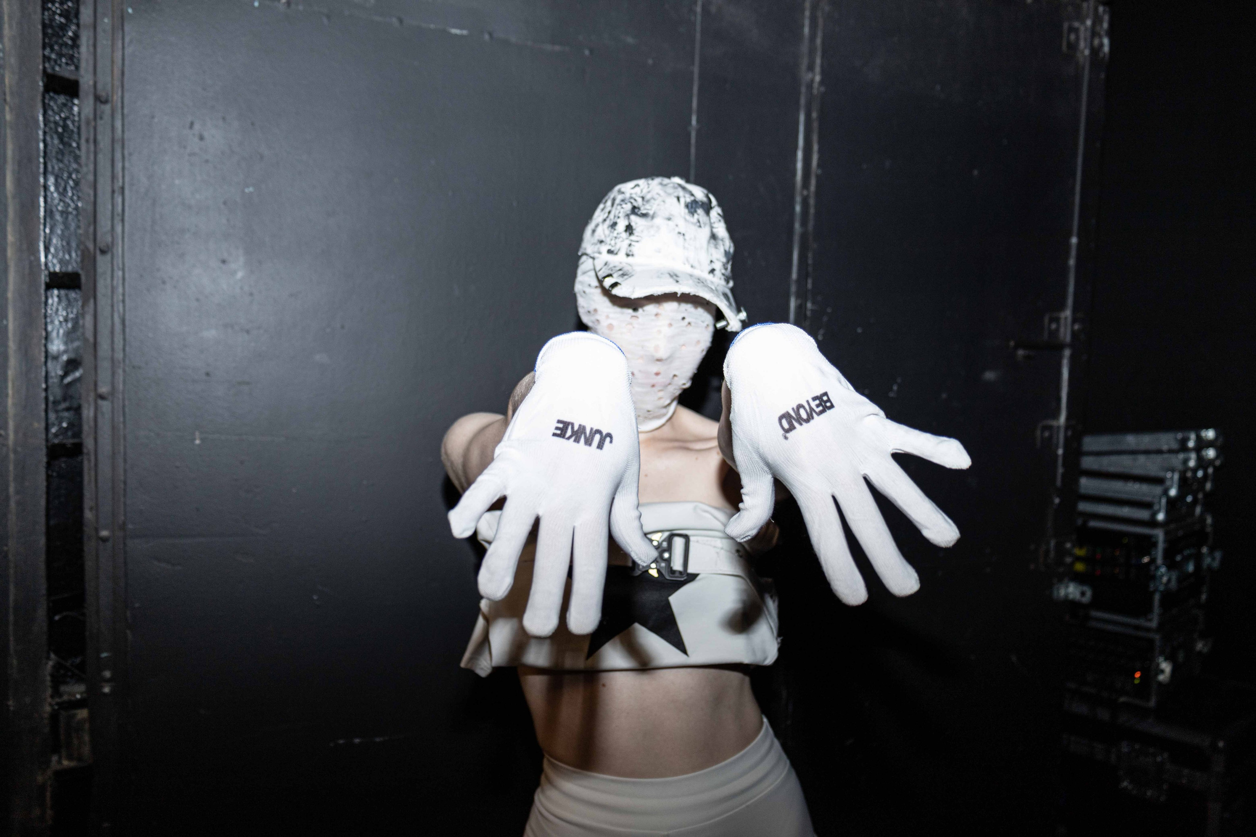 Auxi Backstage. VICTORIA SHU