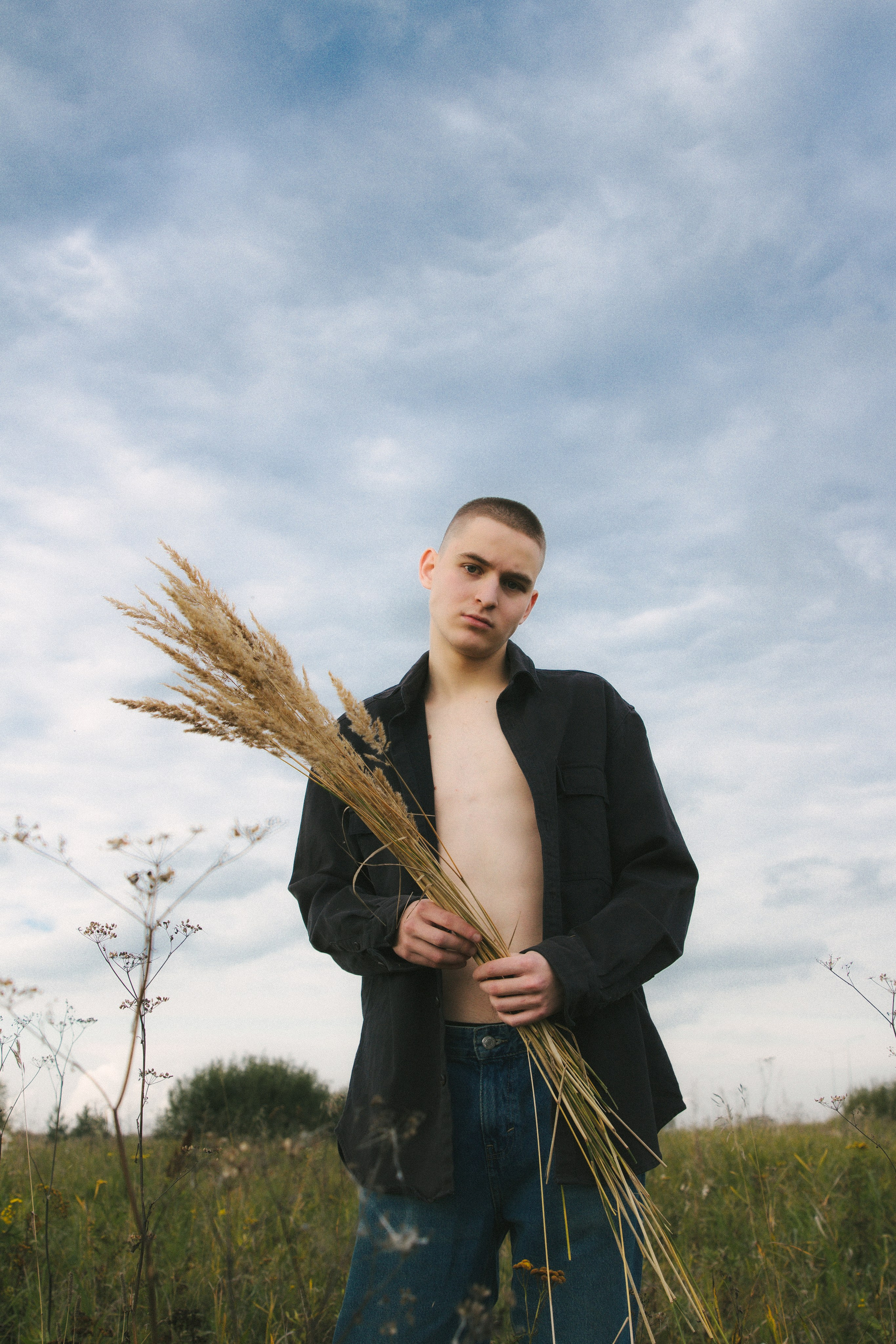 Никита в поле. Фотограф Настя Булочка Екатеринубрг