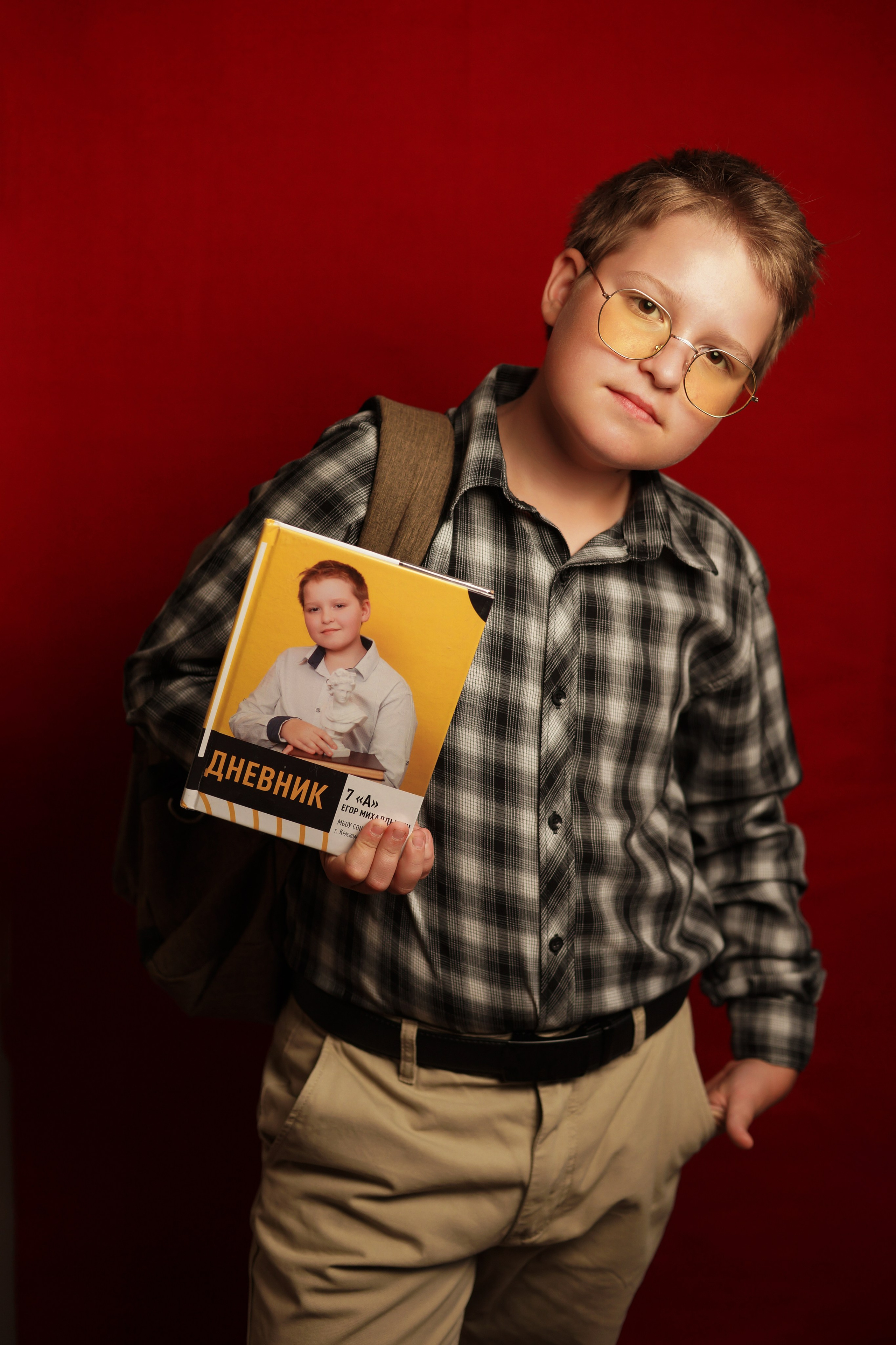 Портреты на красном фоне школа / студия. Ольга Плаксина фотограф в Саратове