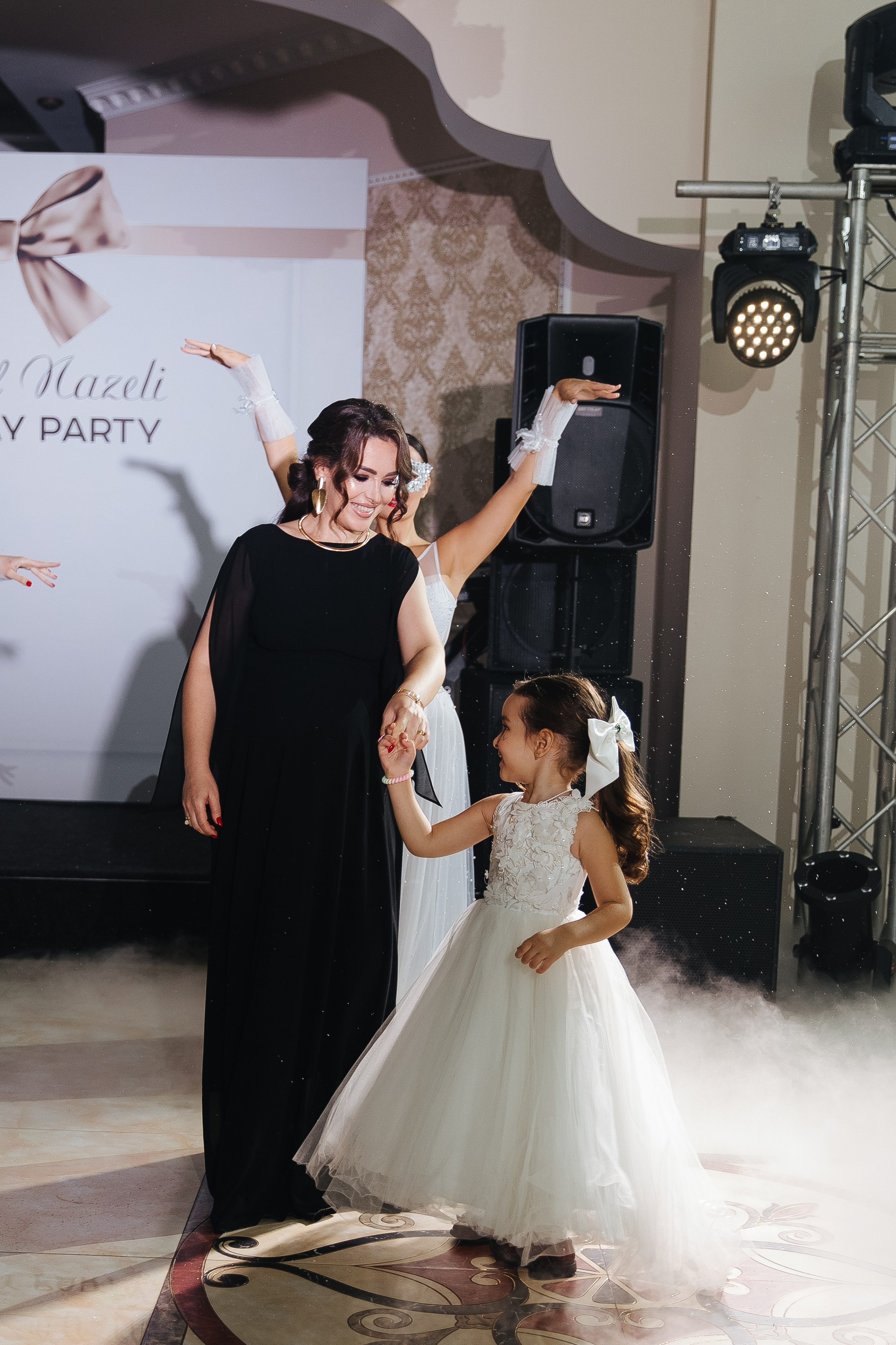 Ани и Назели. 35&5 День рождения, «Янтарь». Фотограф в Красноярске Надежда Воскресенская