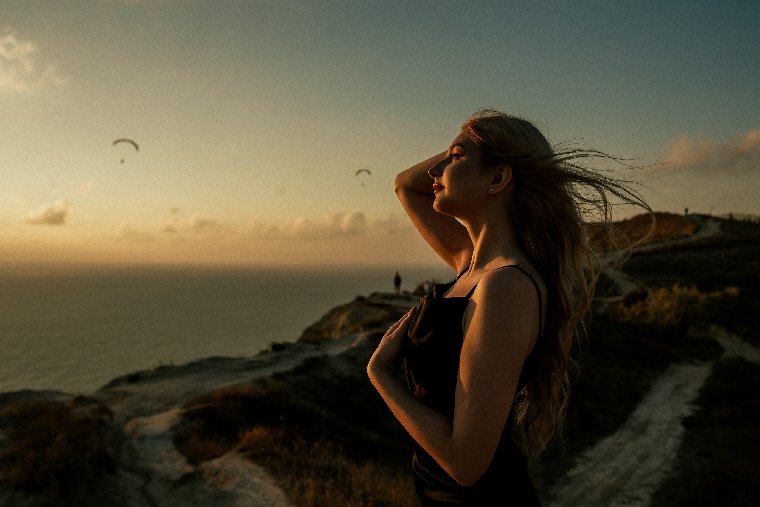 Девушка задумчиво смотрит вдаль в автокемпинге Рай.