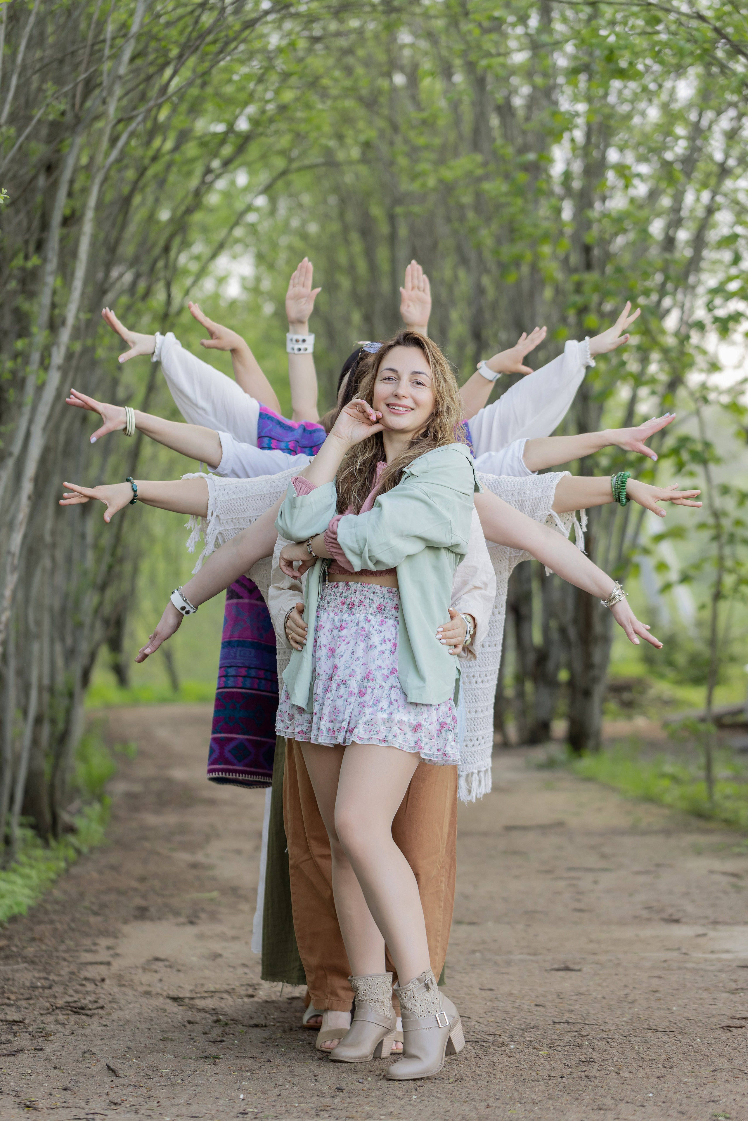 Девочки стоят на дорожке, одна за одной, а руки - как у многорукого Шивы