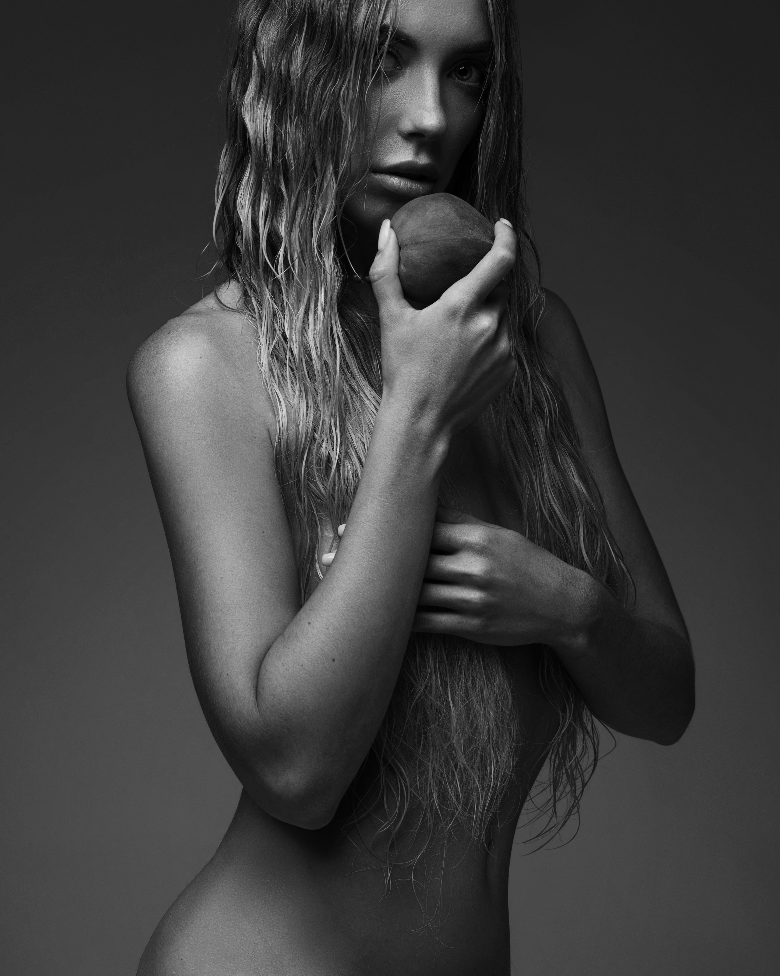 Девушка с персиком. НЮ фотосъемка в Казани