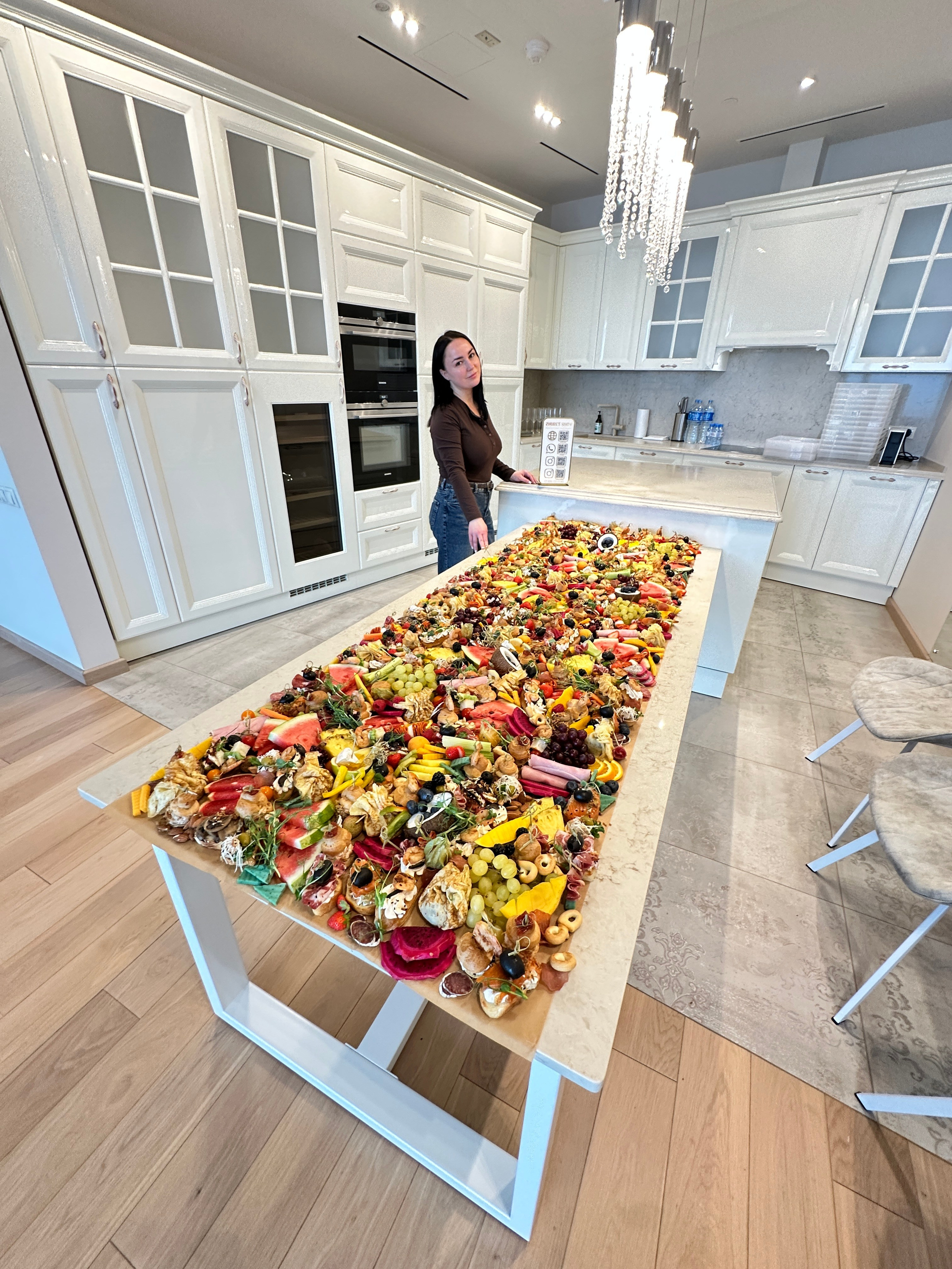 Столы. Выездной кейтеринг, съедобные букеты, торты и сладости на заказ