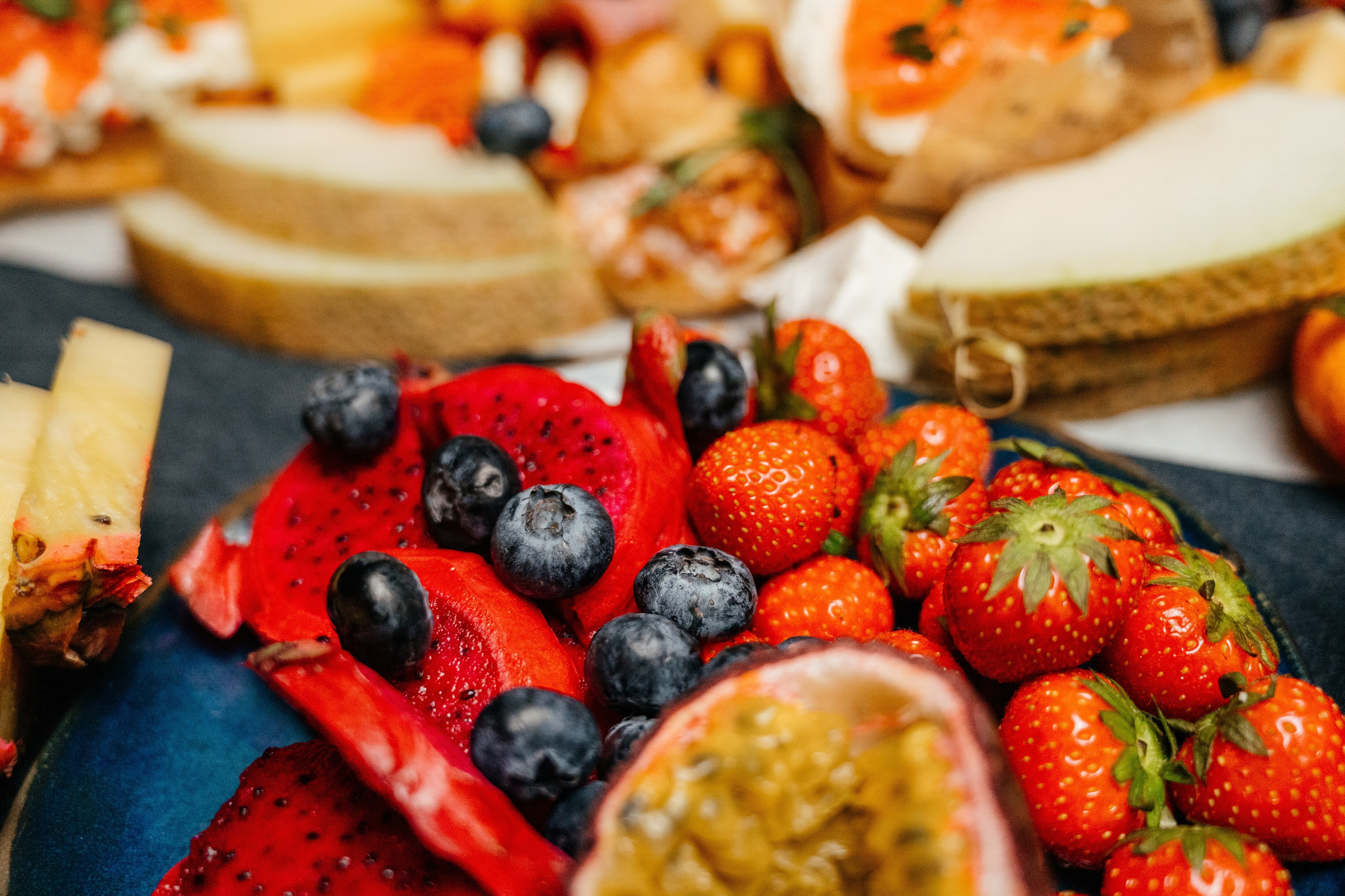 Столы. Выездной кейтеринг, съедобные букеты, торты и сладости на заказ