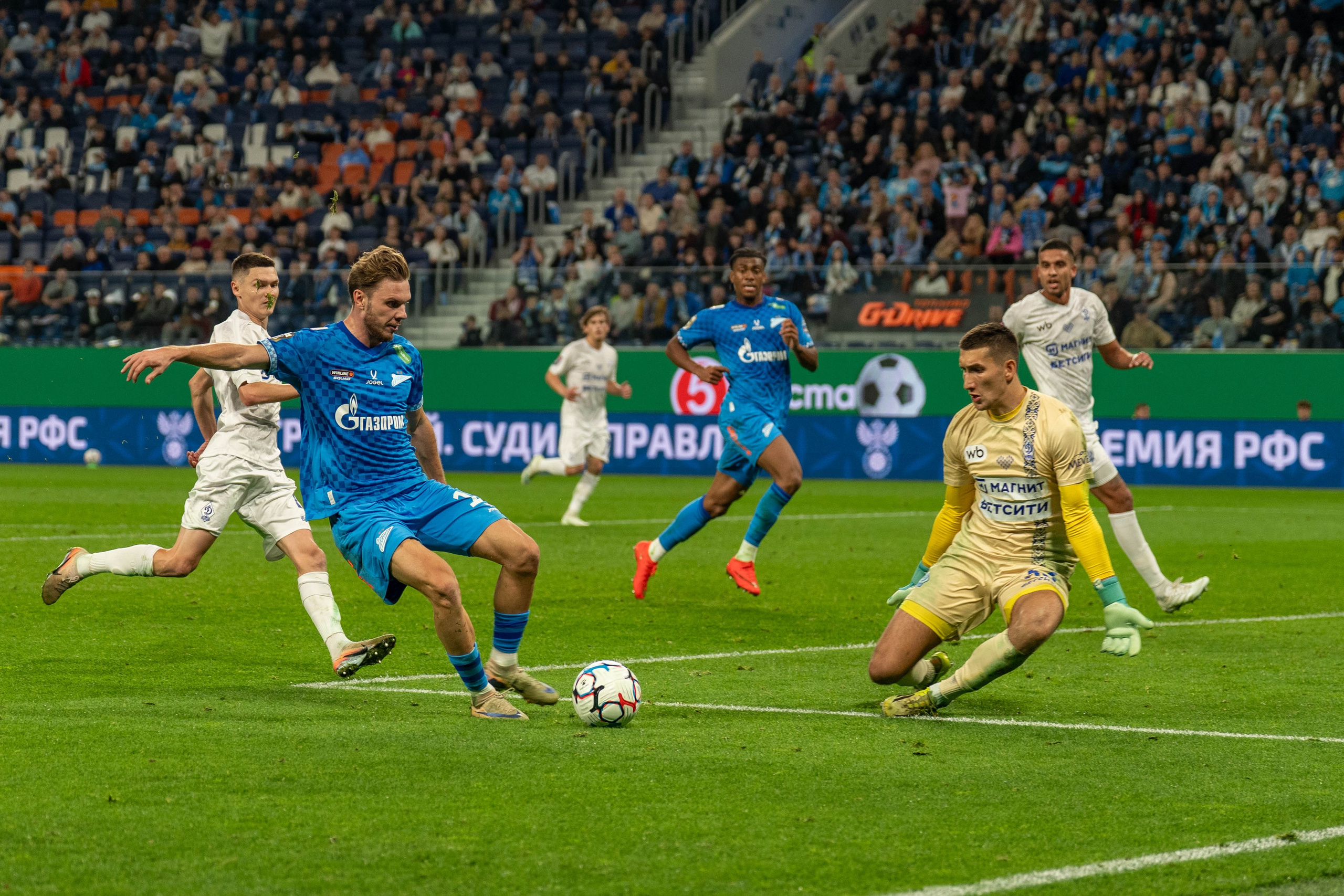 Zenit vs Dynamo Makhachkala 2:0 — RPL round 12 photo gallery at Gazprom Arena | Anton Gauf, sports photographer