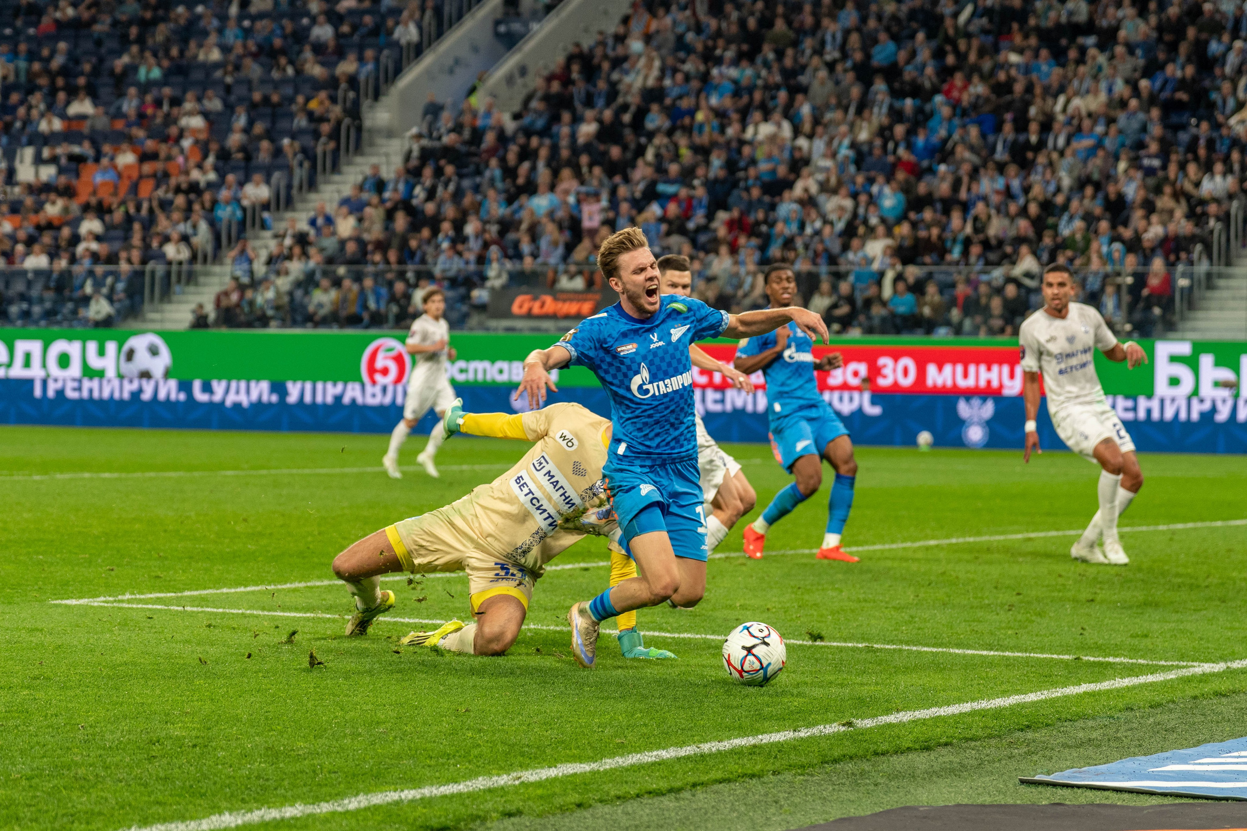 Zenit vs Dynamo Makhachkala 2:0 — RPL round 12 photo gallery at Gazprom Arena | Anton Gauf, sports photographer