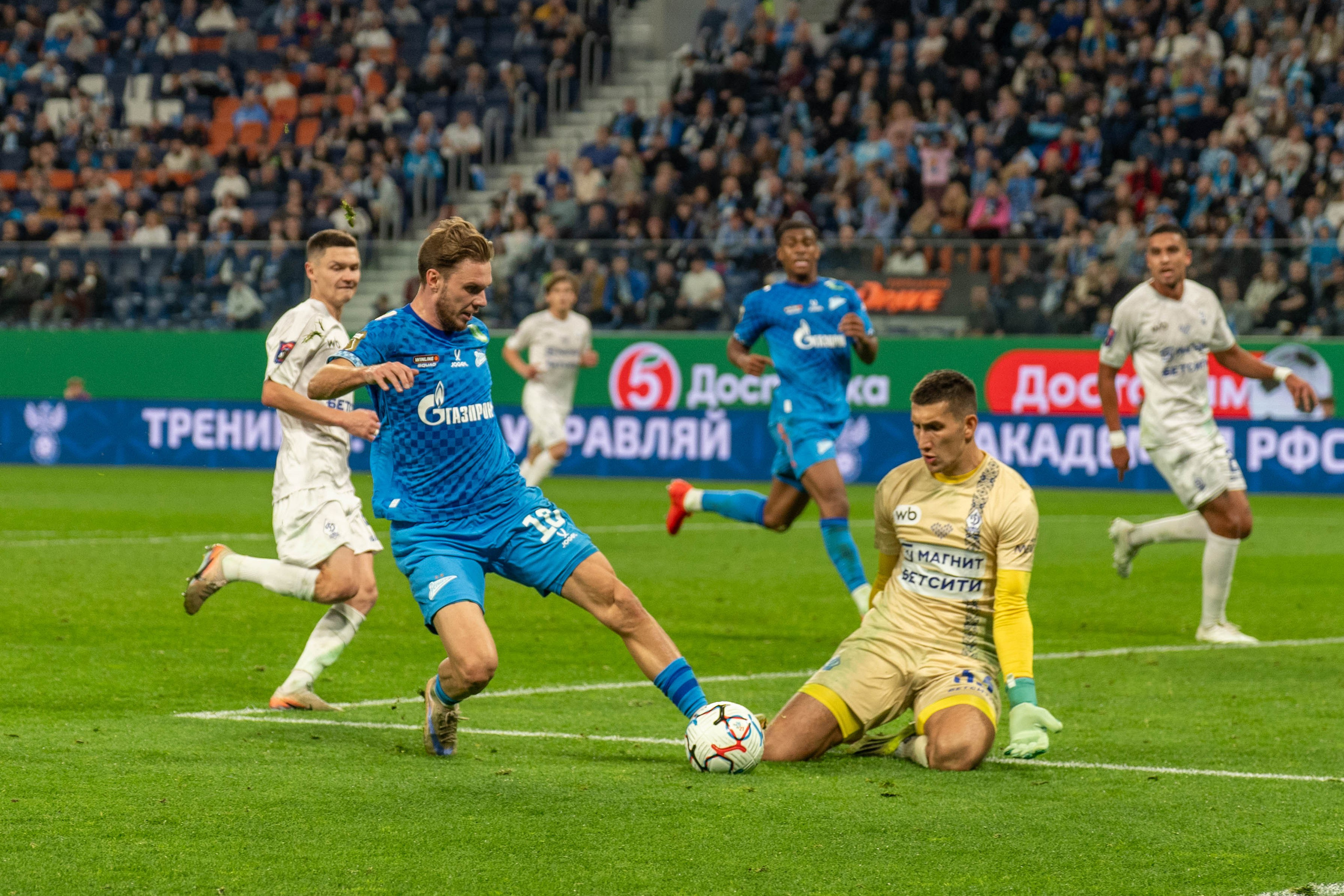 Zenit vs Dynamo Makhachkala 2:0 — RPL round 12 photo gallery at Gazprom Arena | Anton Gauf, sports photographer