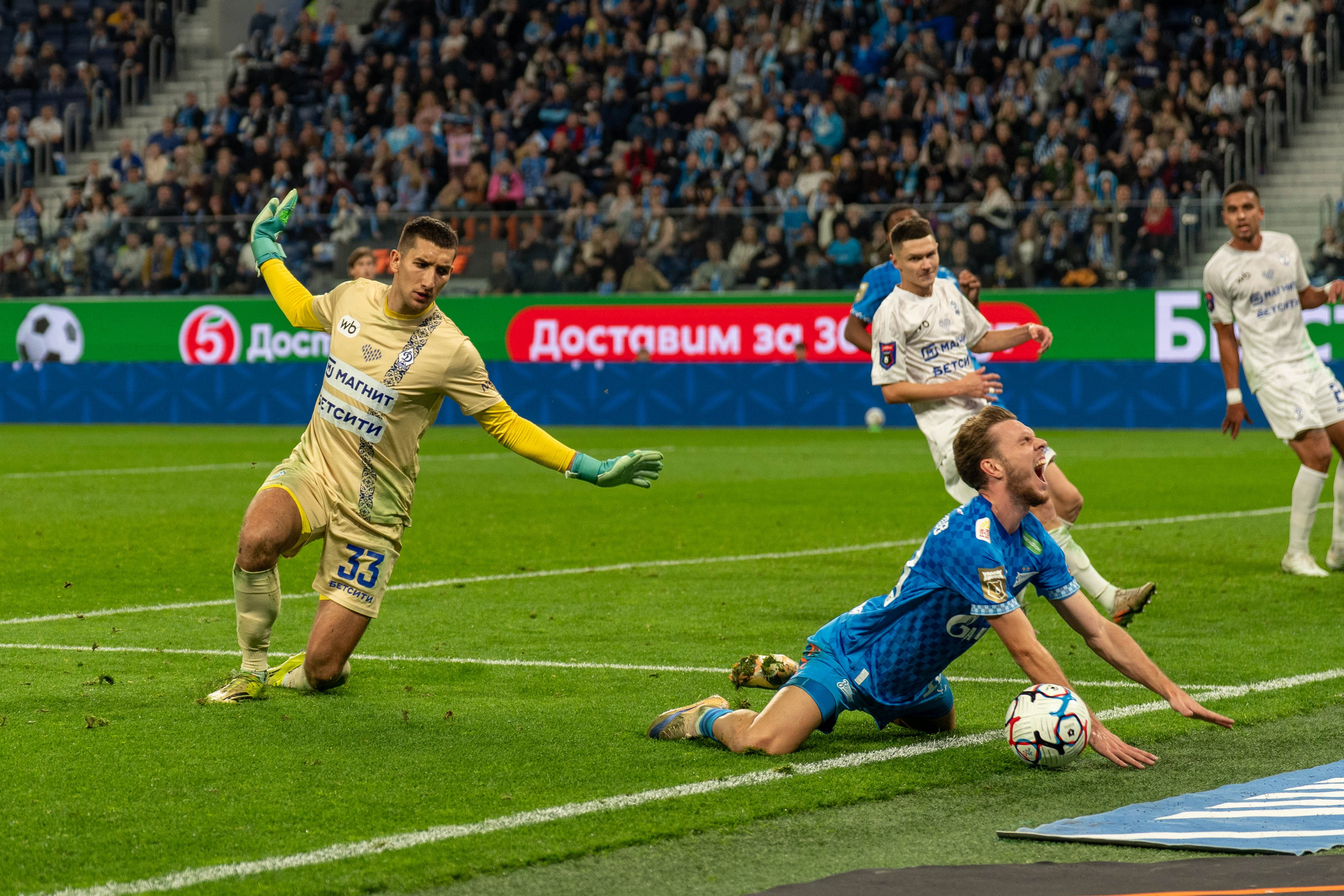 Zenit vs Dynamo Makhachkala 2:0 — RPL round 12 photo gallery at Gazprom Arena | Anton Gauf, sports photographer