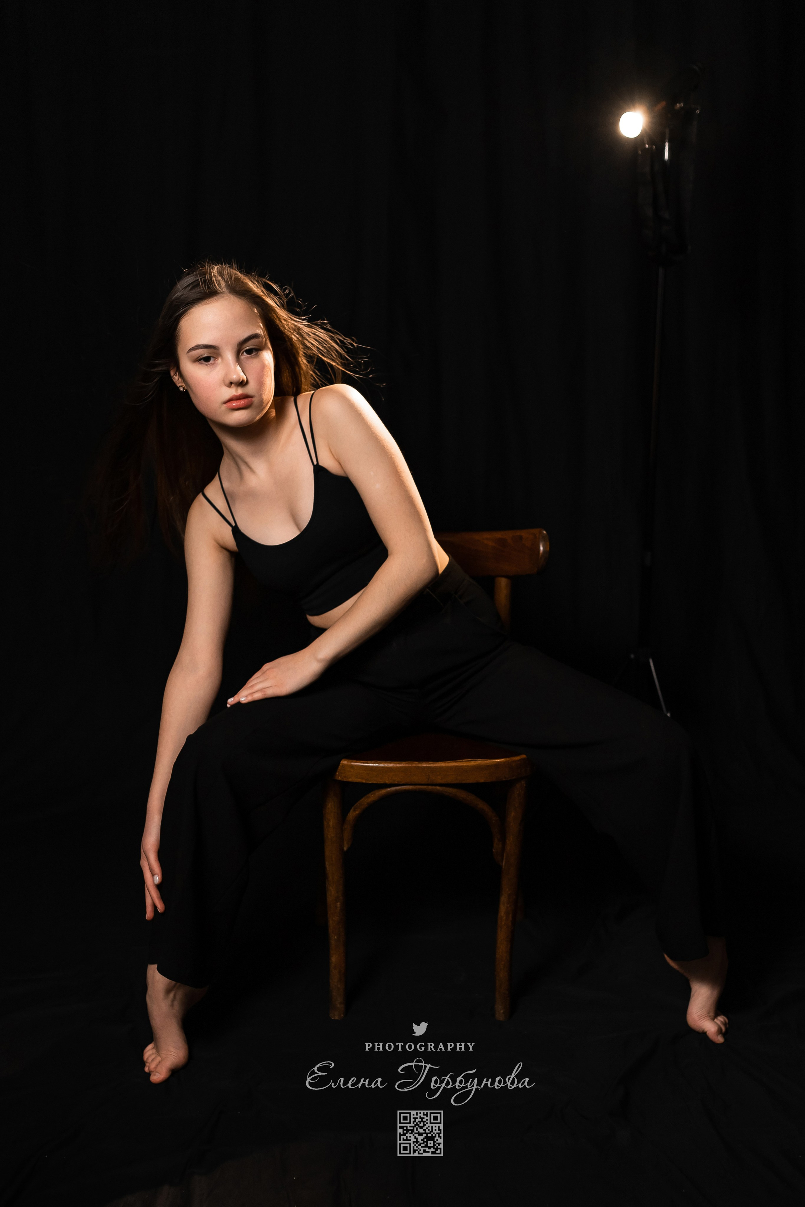 Моя студия. Полина и стул. Январь 2024. Фотограф Пермь. Свадьбы. Семья и дети, школа, д. сад. Фотокниги