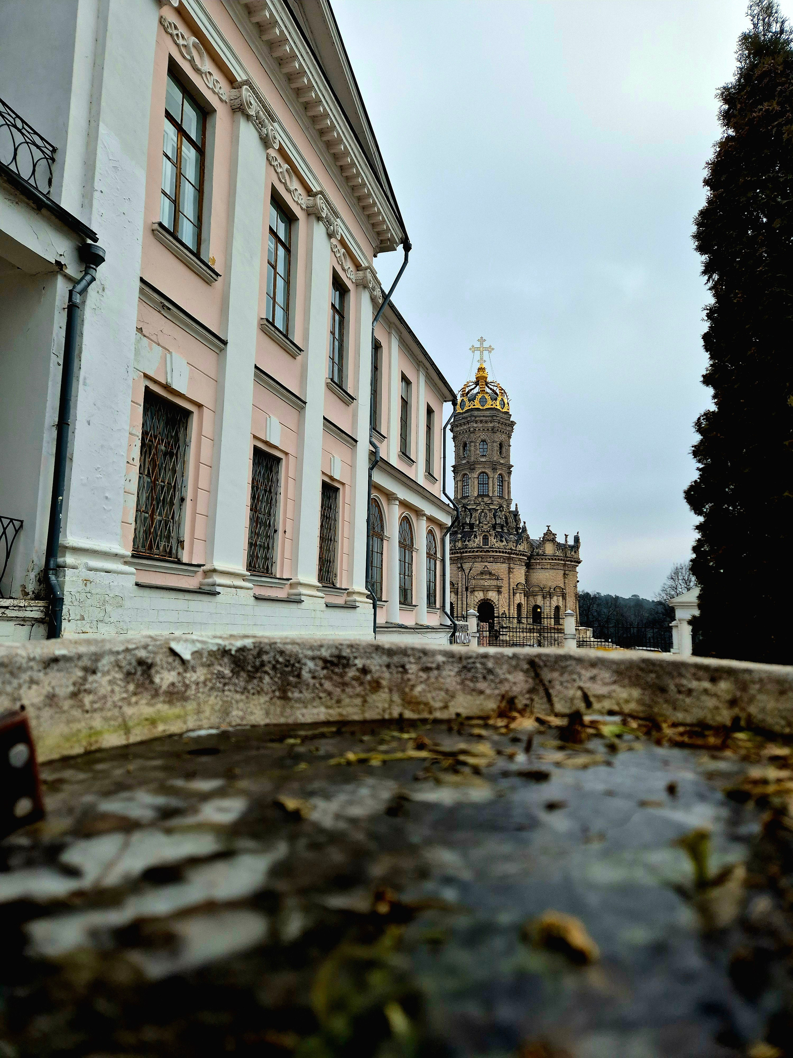 Здание не в ужасном состоянии, но, фасады обращенные к реке Десне, явно требуют ремонта