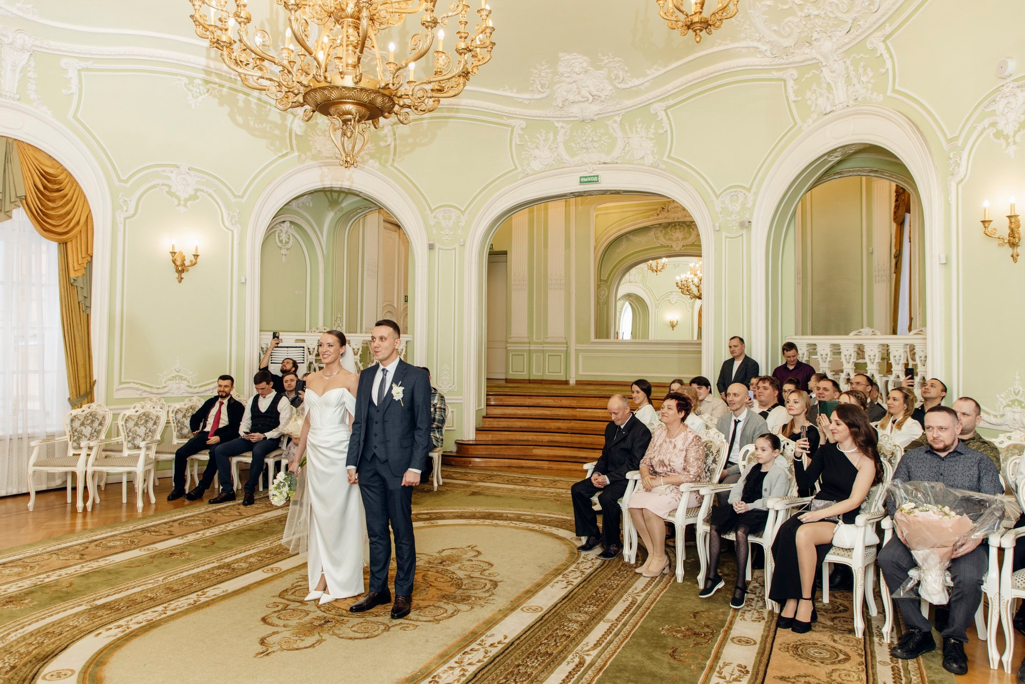 где купить свадебный букет, какой подарок подарить на свадьбу, свадебное платье где купить спб, свадебный салон, актуальные свадебные платья 2025, костюм для жениха, какой ресторан выбрать спб, отель для свадьбы