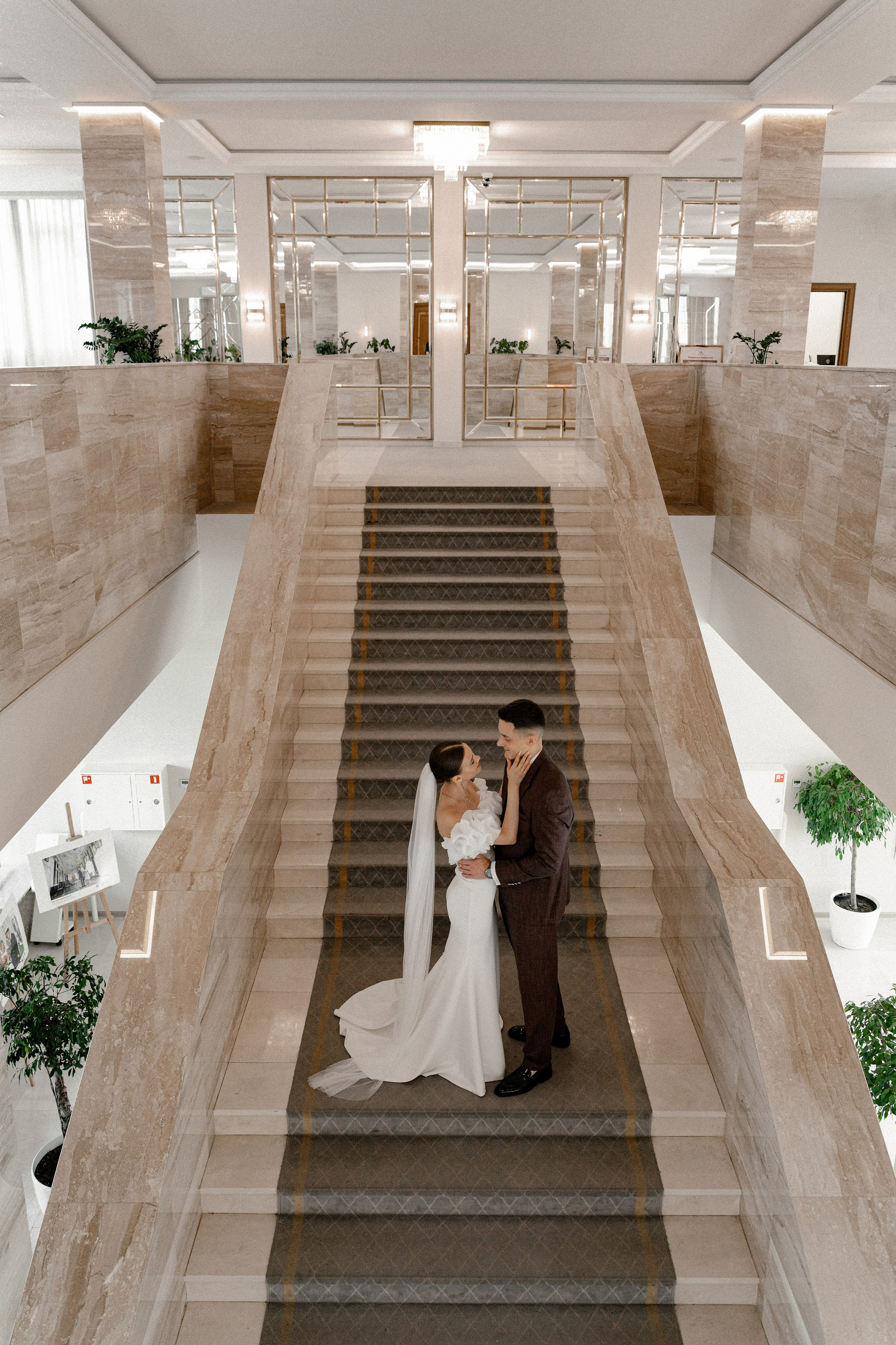 Свадебная фотосессия в Бутырском ЗАГС (Дворец Бракосочетания № 4) и прогулка в отеле Solux (Солюкс)