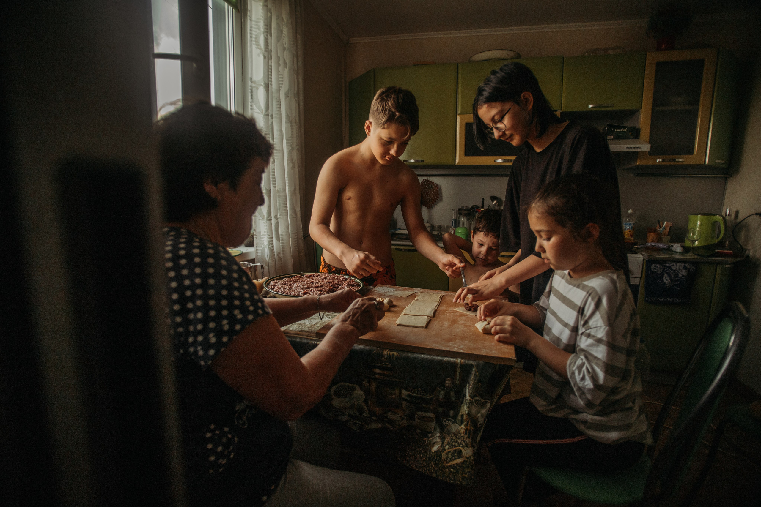 Домашняя фотосессия моей семьи. Венера Гайн. Репортажный фотограф  Тюмень. Обучение фотографии с 0