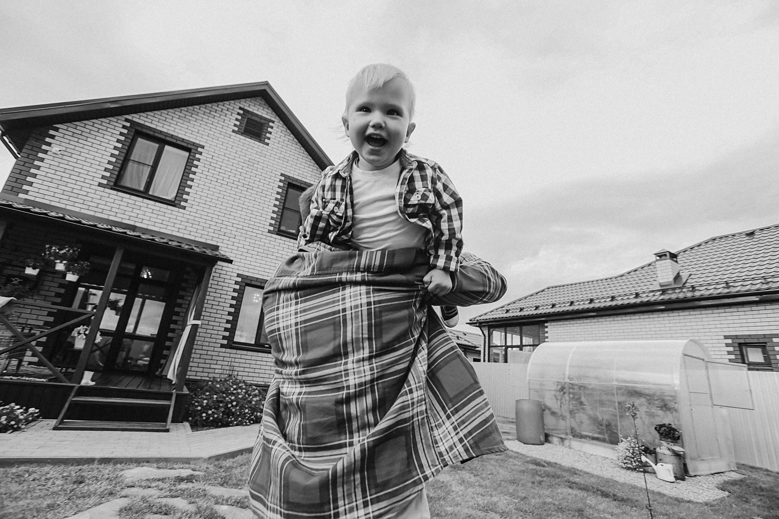 У дома. Семейный фотограф Тюмень, фотограф на роды Салмина Мария