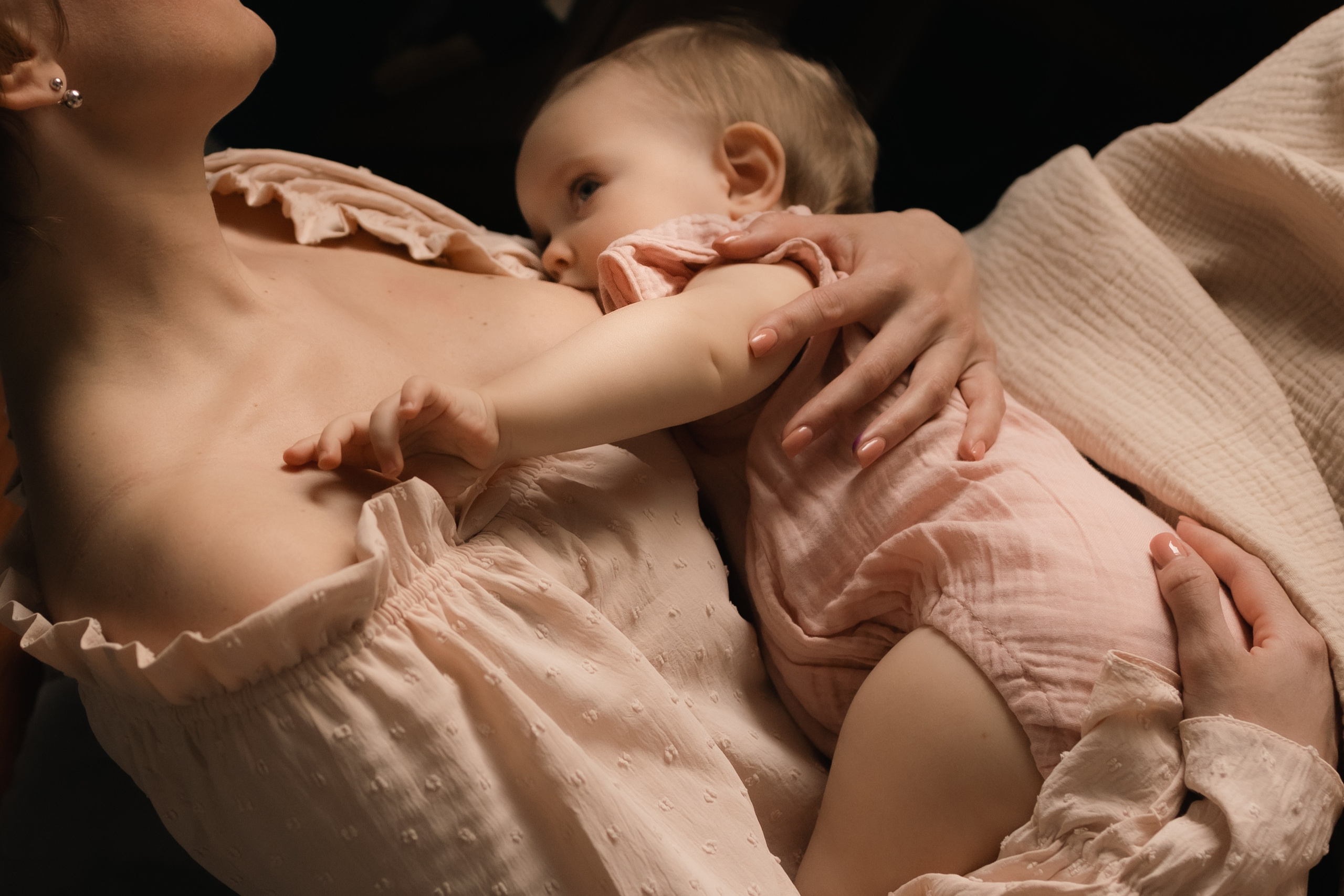 кадр кормления малыша грудью