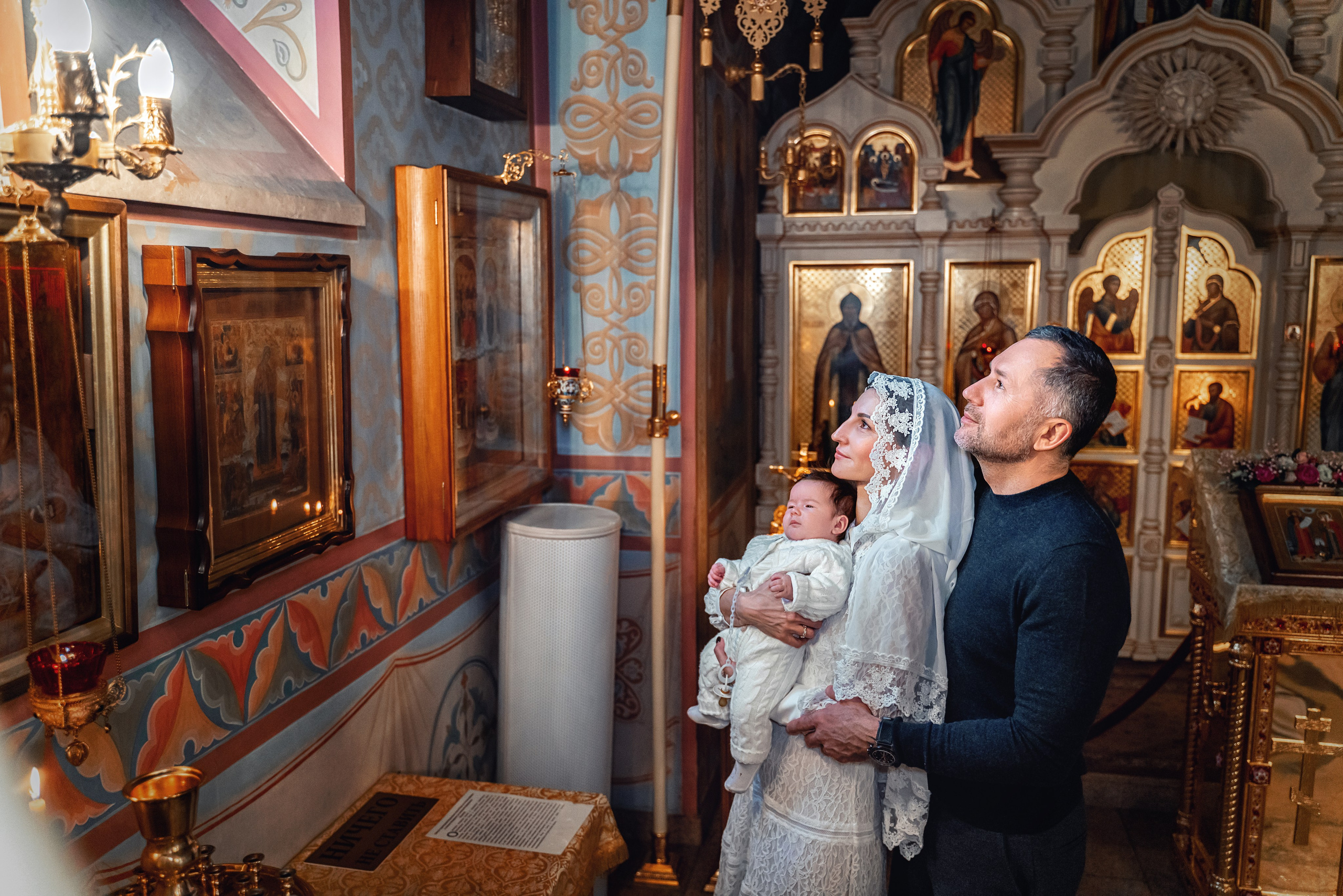 Крещение ребенка в храме Петра и Февронии в Покровском монастыре. Фотограф \ Видеограф на Крещение, Венчание Москва| Семейные съемки