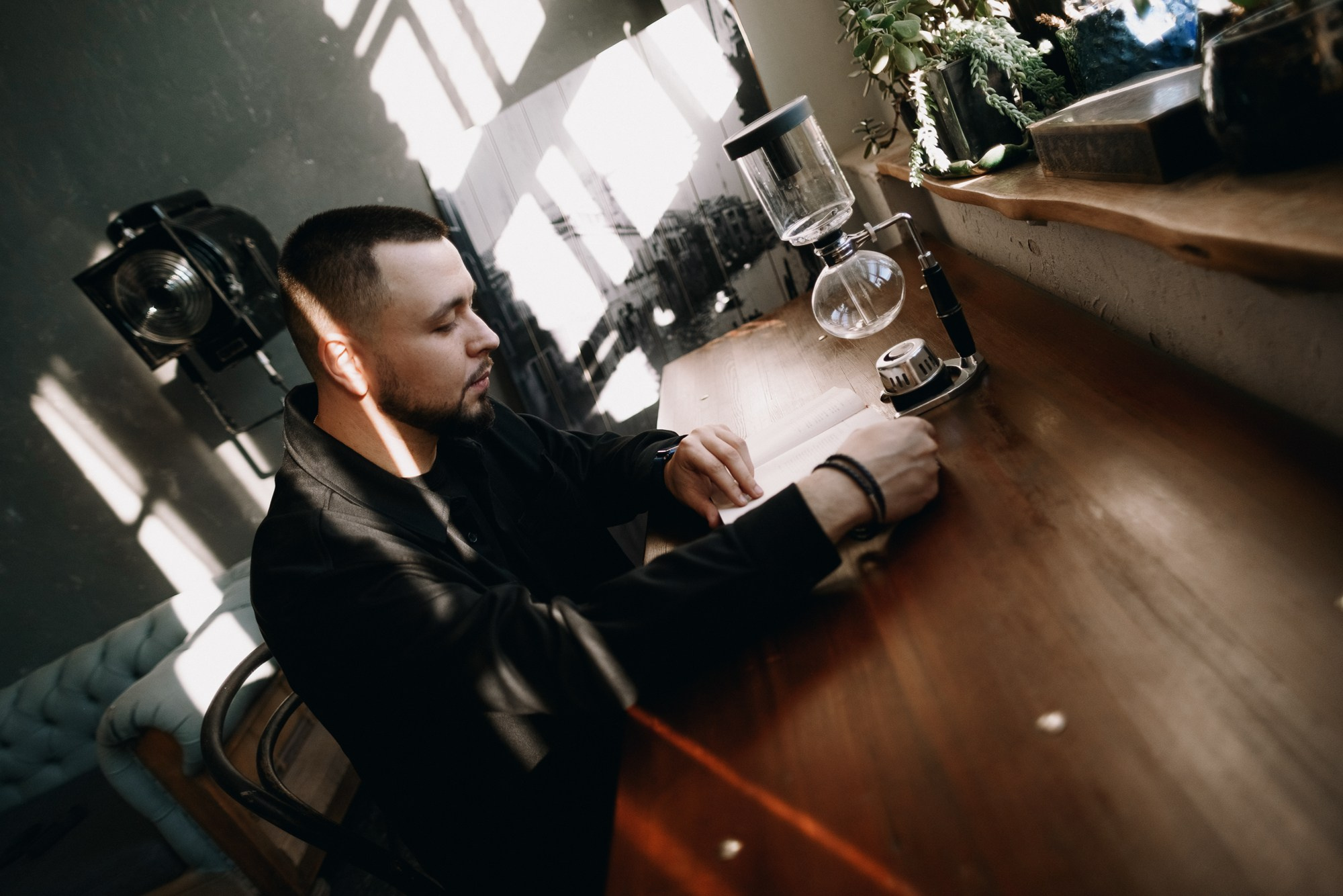 Деловой мужской портрет у окна с жестким светом, услуги бизнес-фотографа для экспертов и предпринимателей