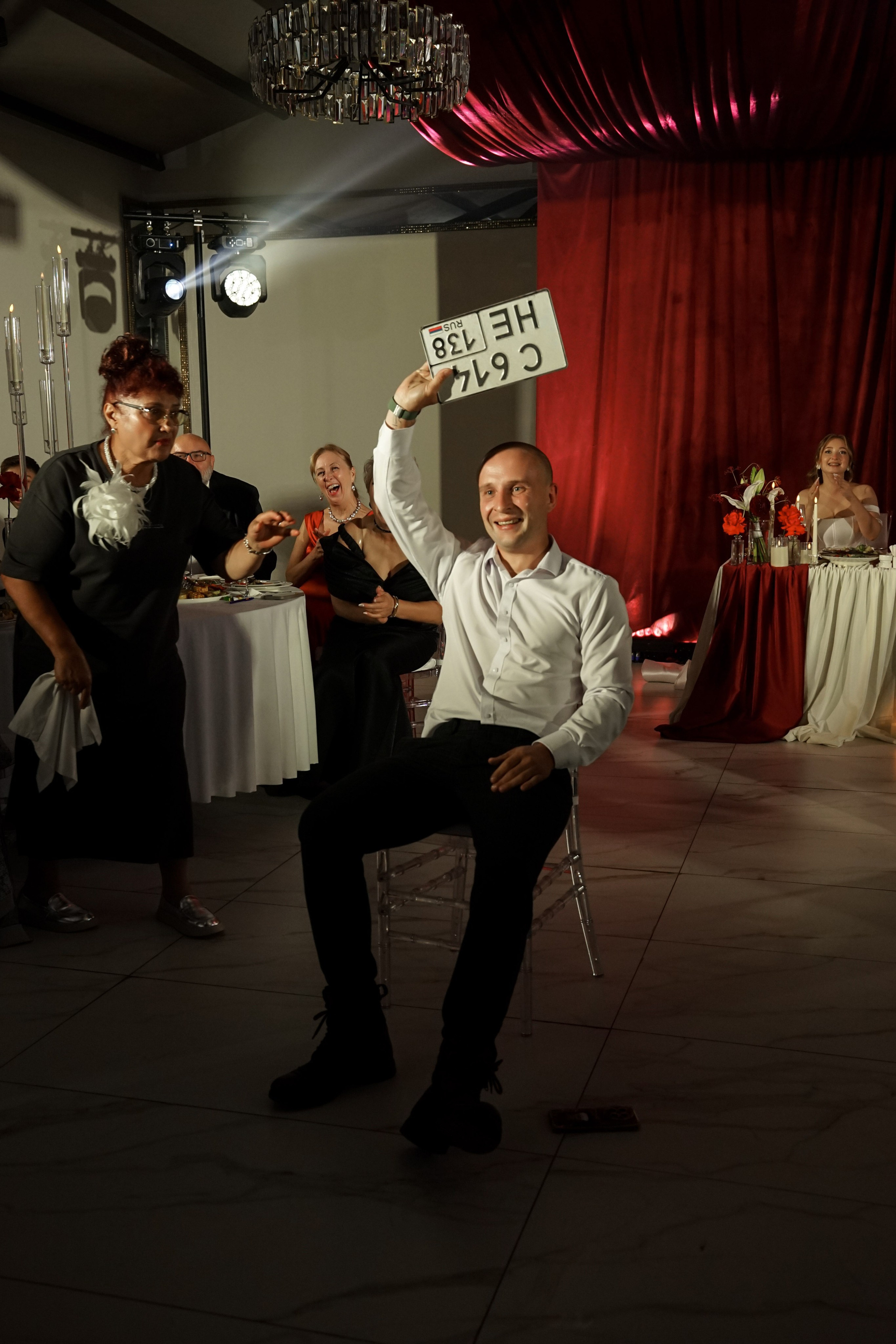 Кристина и Андрей: лавстори в гостинице и динамичный банкет. Фотограф в Иркутске