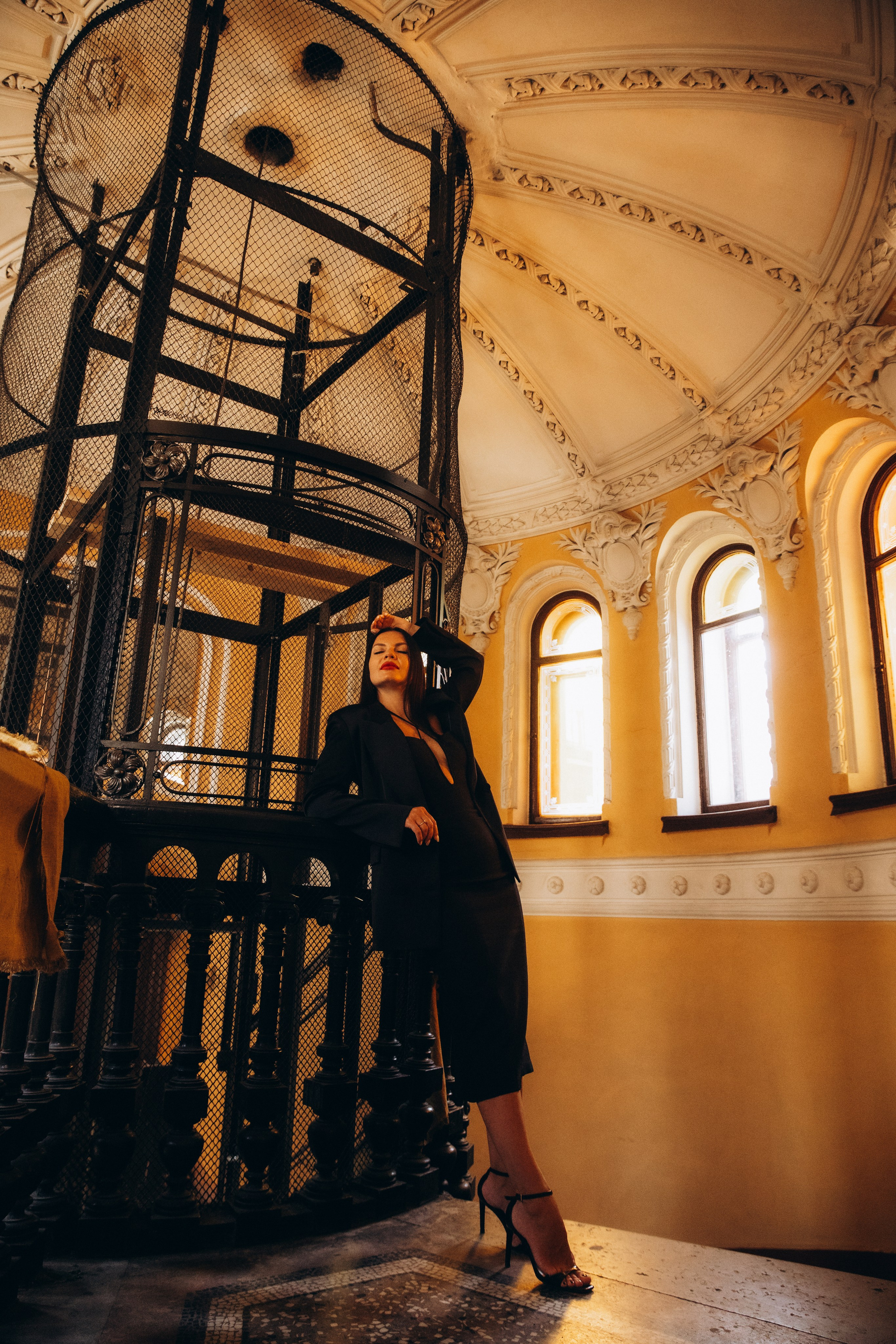 Ольга, прогулка по Фонтанке и фотосессия в парадной Ромашка. Фотограф в Санкт-Петербурге Разиля Идиятуллина