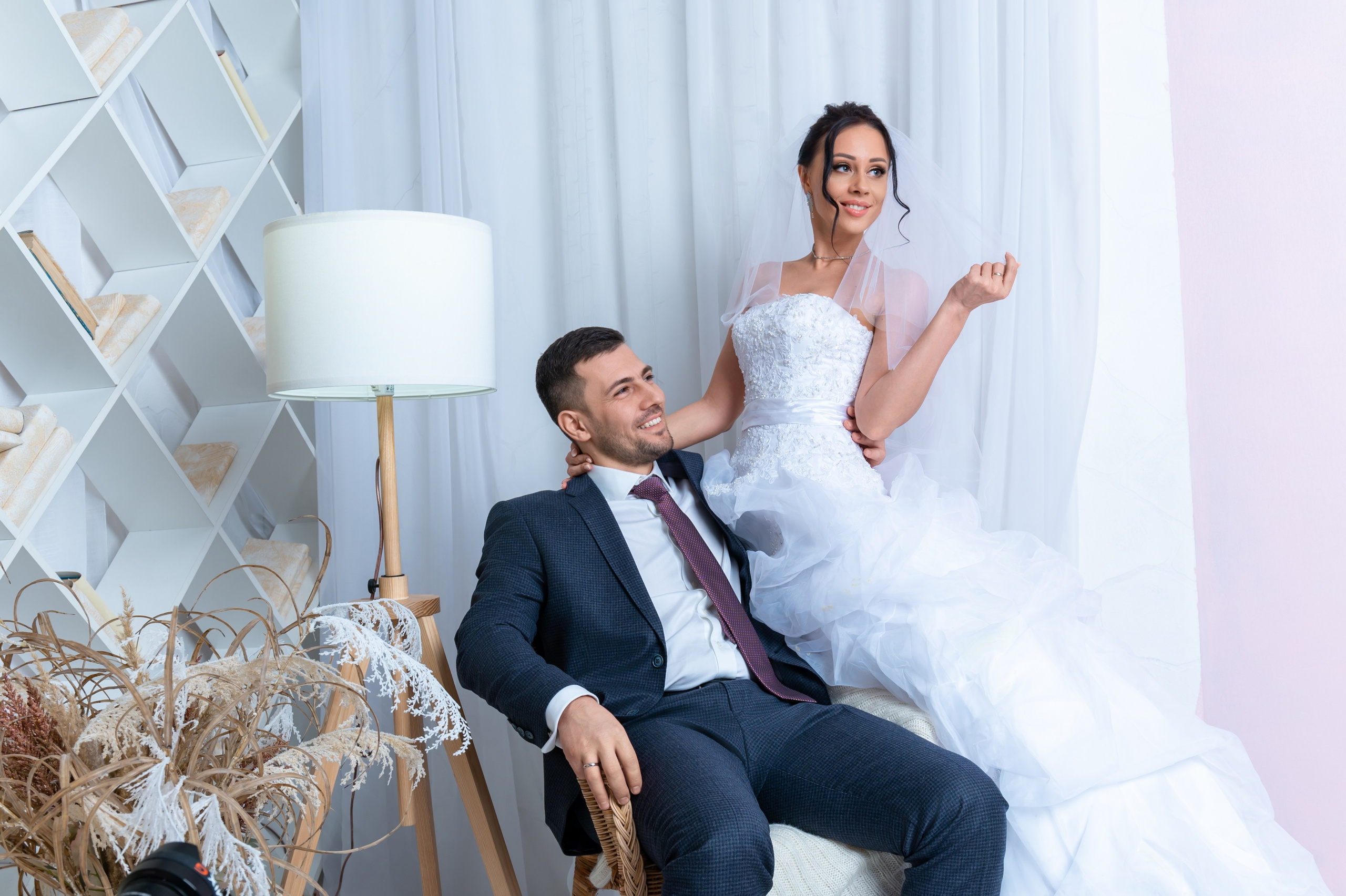 Свадебная фотосессия в студии, в снег и дождь лучше из ЗАГСа приезжать в студии, чем бегать по лужам, но иногда хочется и в снежки поиграть и красивое платье показать, фотограф видеограф Павел Коротков