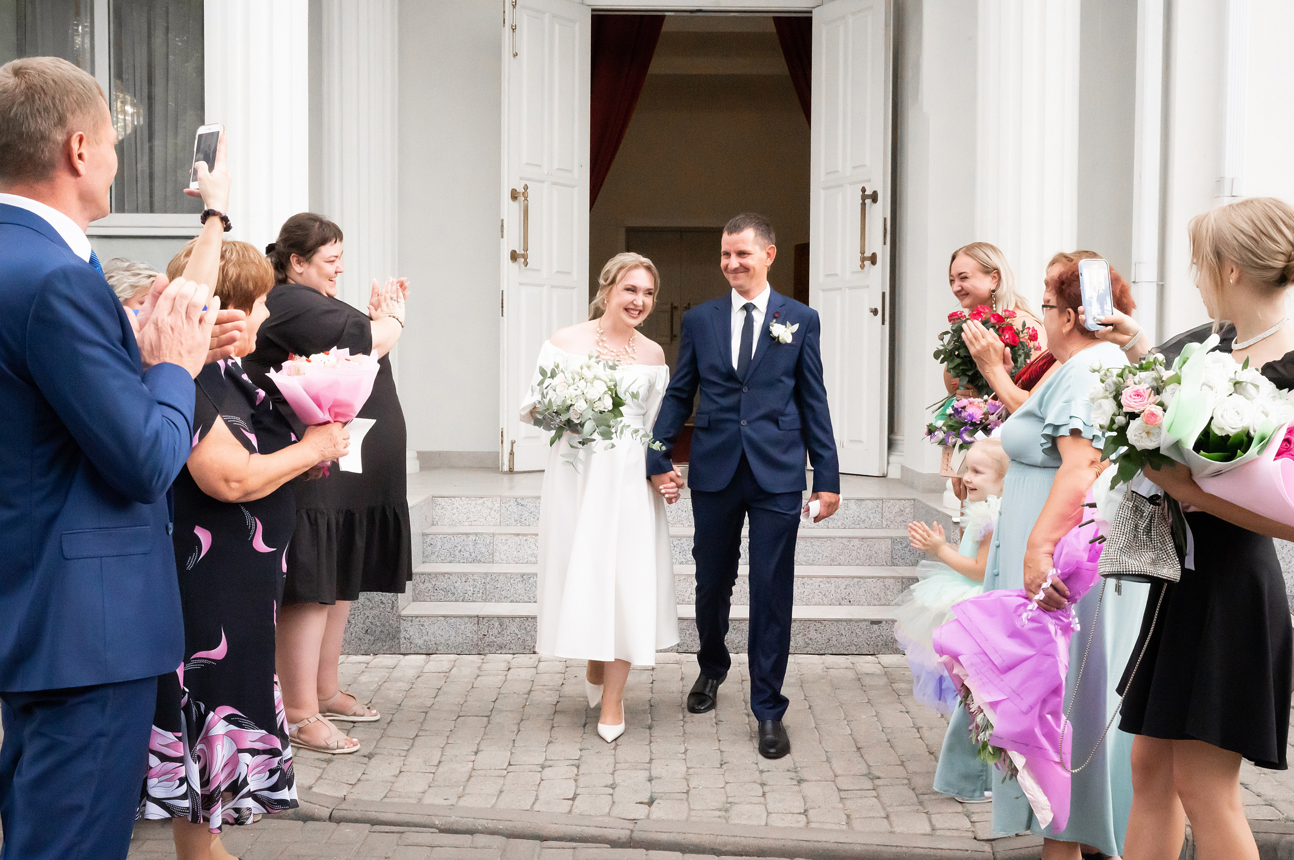 Жених и невеста с гостями на пороге Екатерининского зала