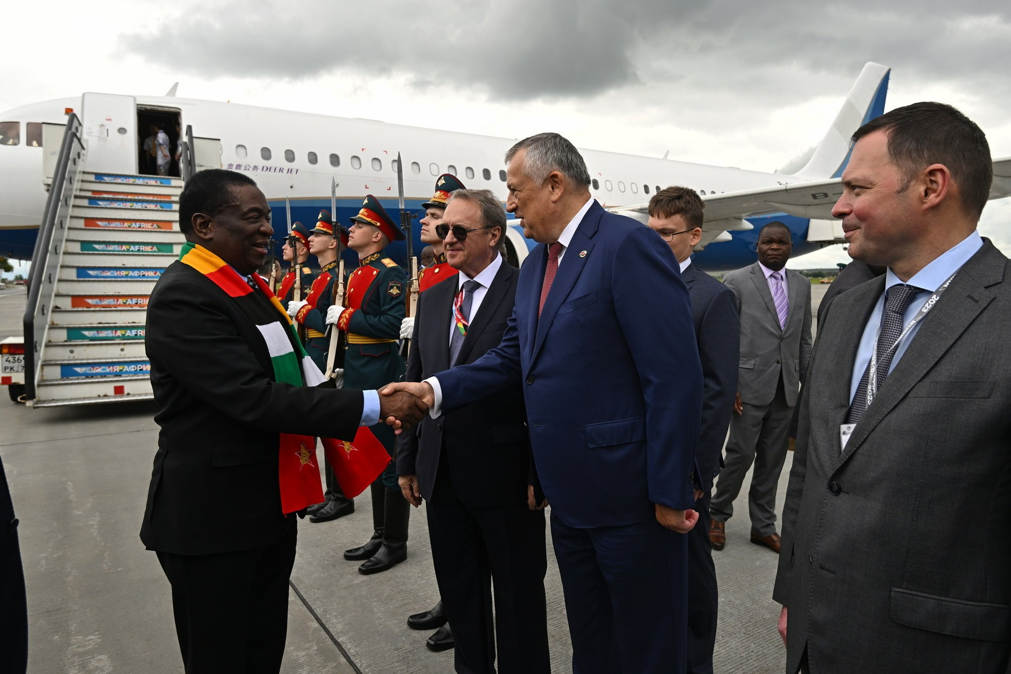 Президент Зимбабве Эммерсон Дамбудзо Мнангагва здоровается с губернатором Ленинградской области Алекандром Дрозденко, Санкт-Петербург 26 июля 2023 года.