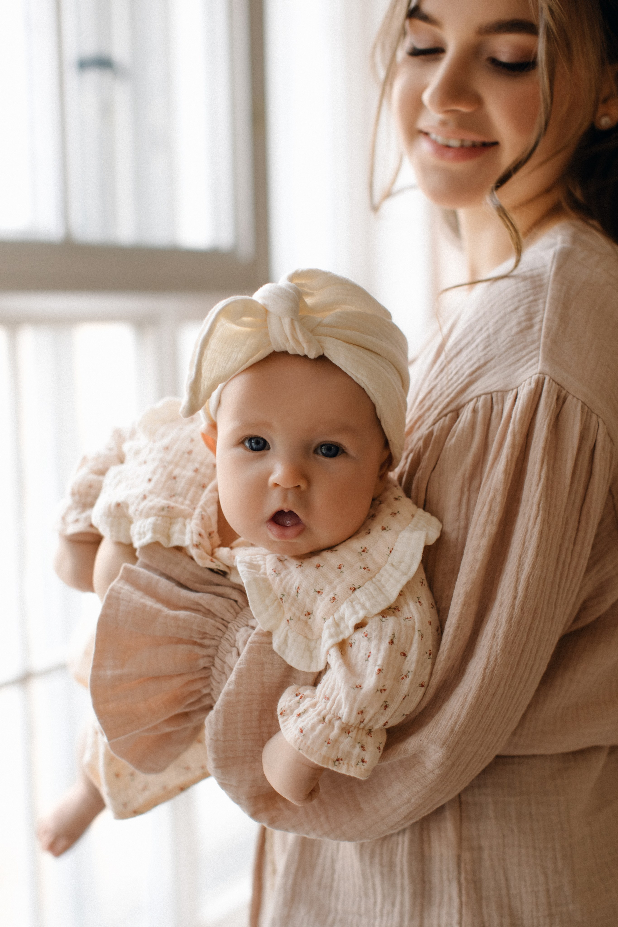 Малышка Ксения и родители. Семейная фотосессия в студии. Фотограф в Москве Ольга Сатони