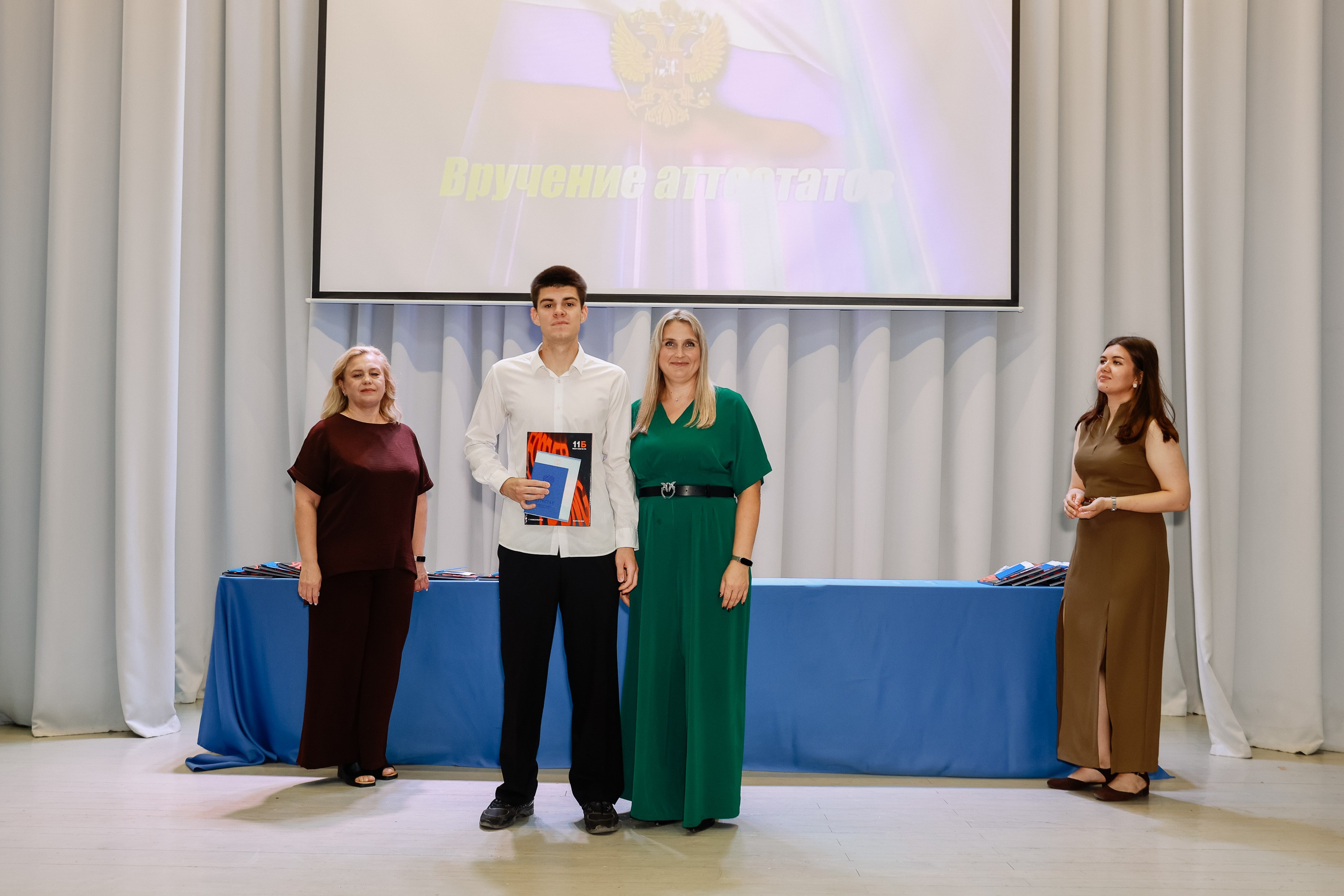 Выдача Аттестатов школа 210. Фотограф Юлия Мальцева