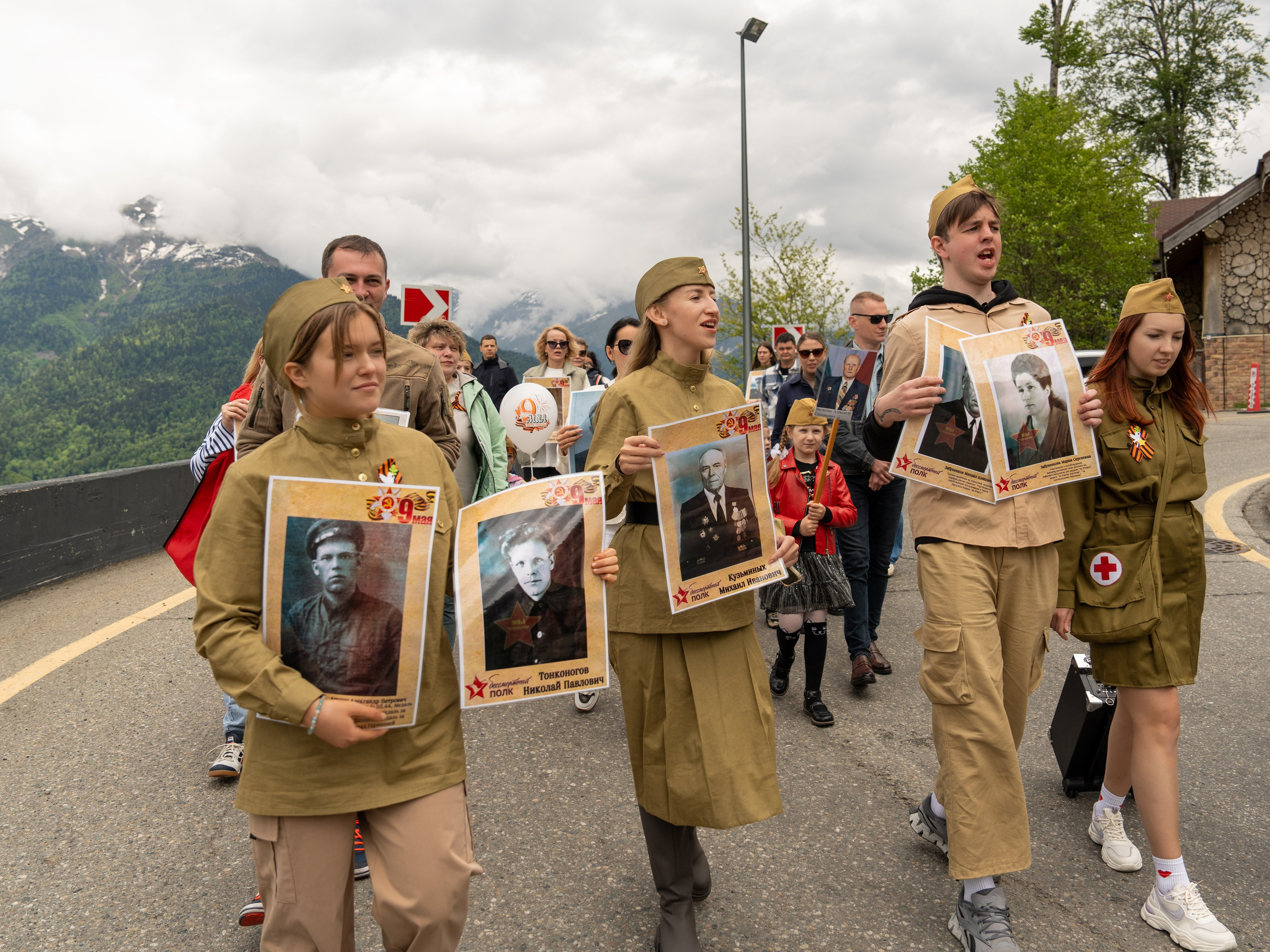 Шествие бессмертного полка 9 мая 2024 Rosa Springs. Репортажный фотограф в Красной Поляне и Сочи Павлюченко Екатерина