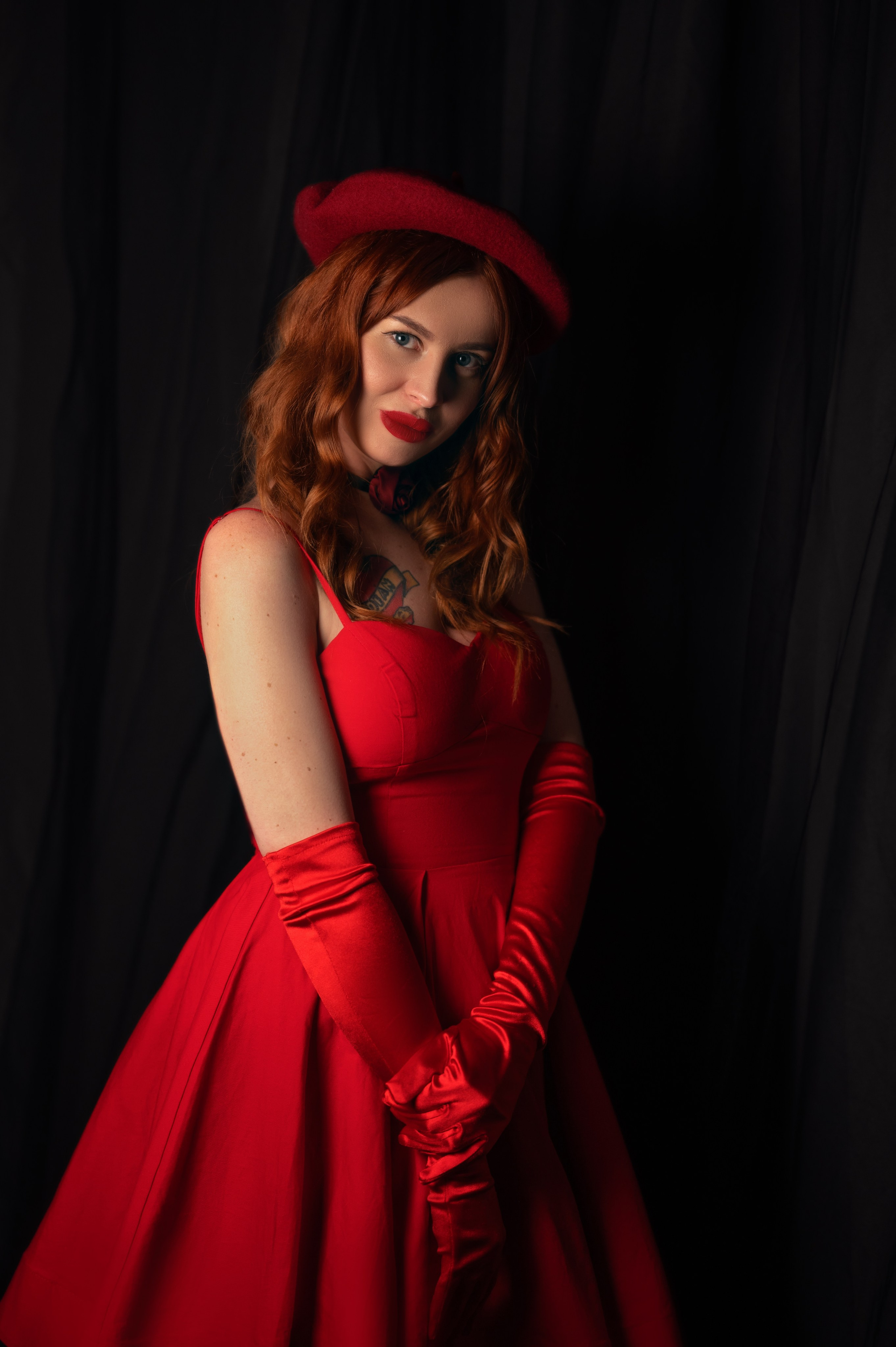 Портрет в студии: девушка в ярком красном платье и беретке. Изящный образ, художественная постановка. Фото от Елизаветы Жуйковой.