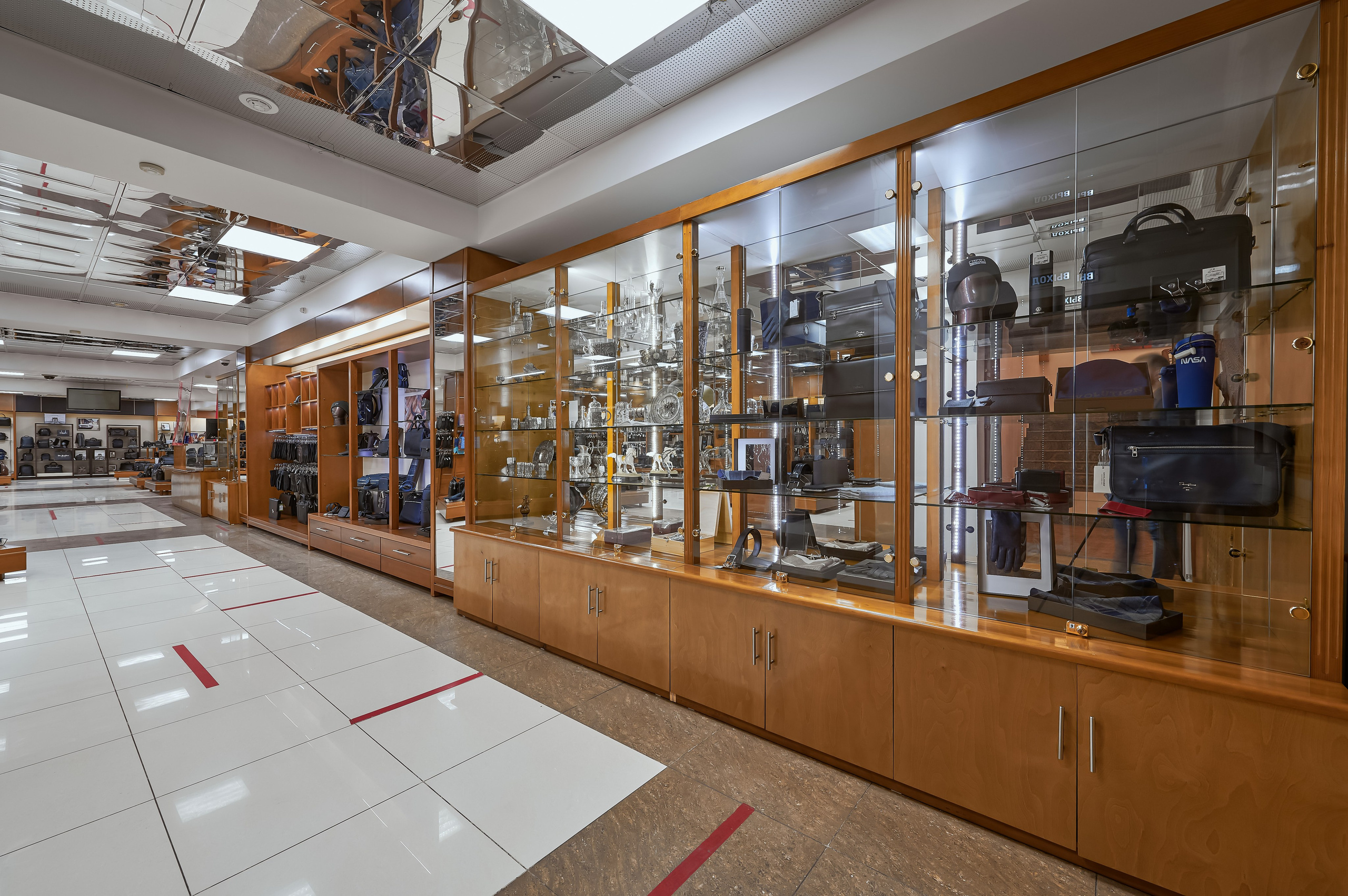 Портфолио по интерьерной и экстерьерной фотосъёмки: Мир Сумок — Правый берег. Фотограф Яковлев Роман — Красноярск